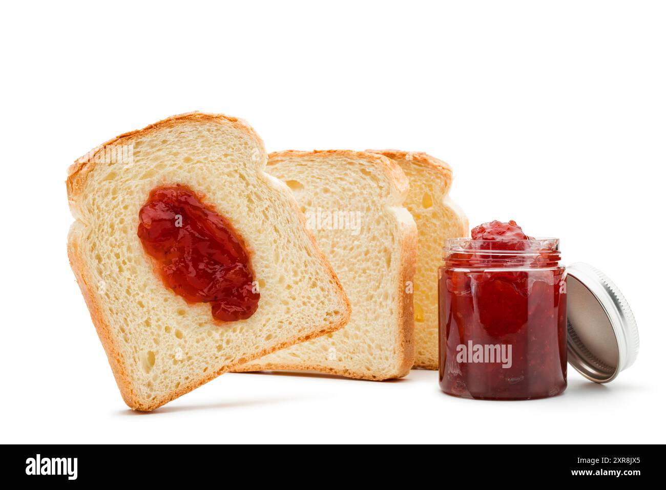 Fette di pane bianco con vasetto di marmellata di fragole su sfondo bianco. Foto Stock