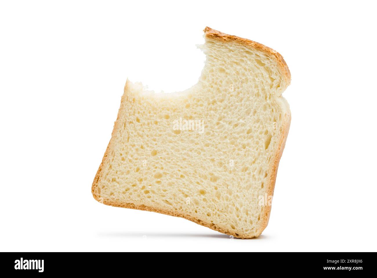 Fette di pane bianco con morso, isolate su sfondo bianco. Foto Stock