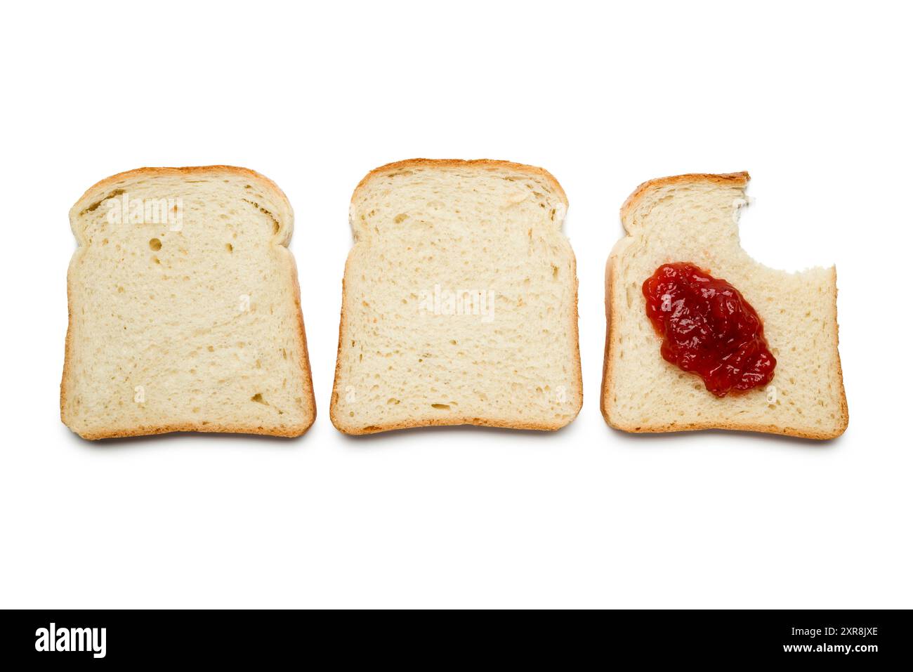 Fette di pane bianco con marmellata di fragole e morse su sfondo bianco, vista dall'alto. Foto Stock