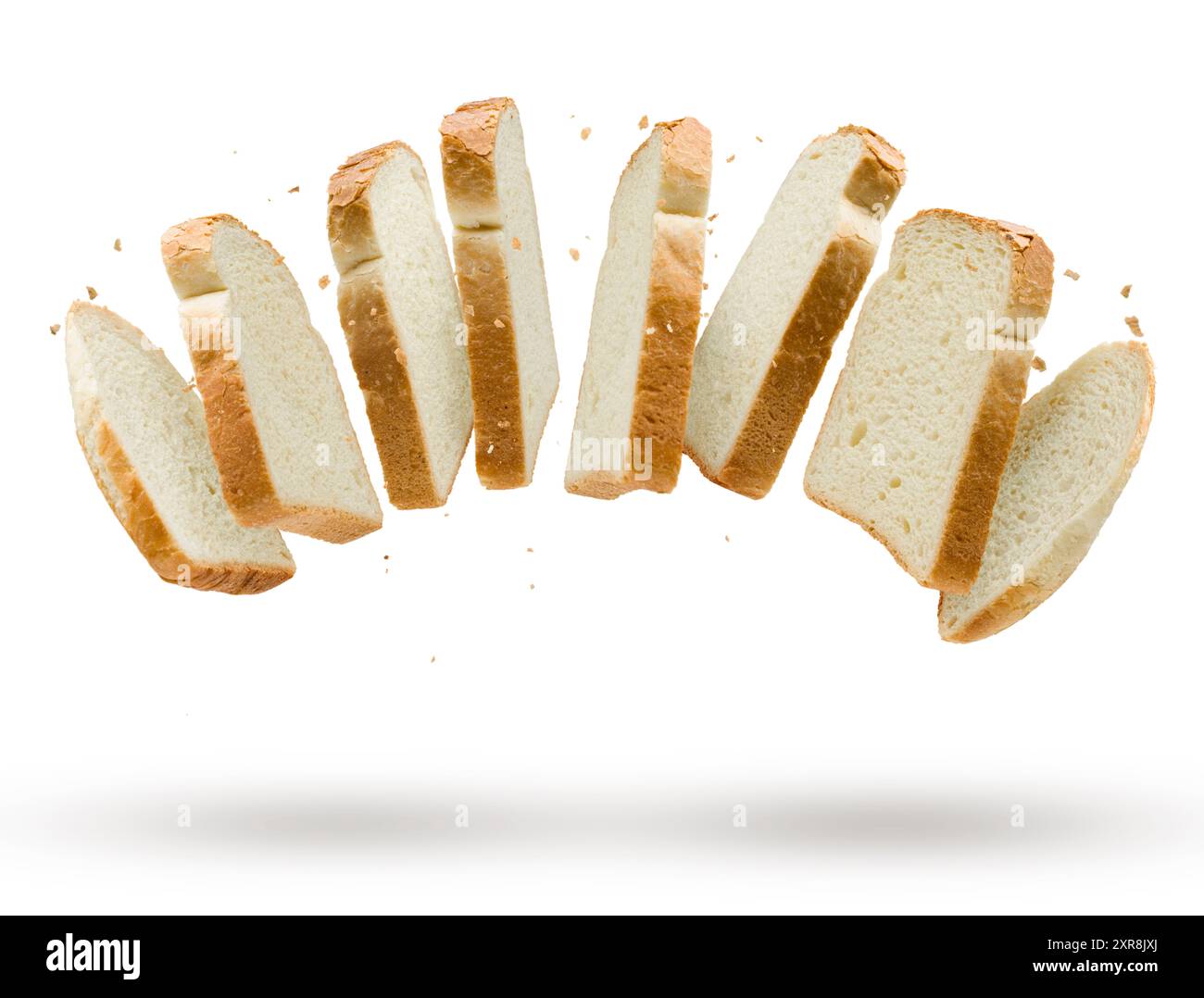 Fette di pane bianco che volano con briciole isolate su sfondo bianco. Foto Stock