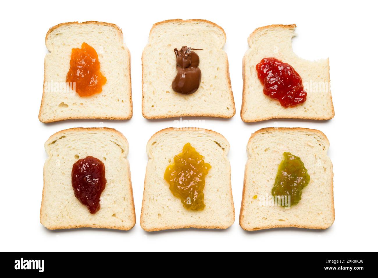 Fette di pane bianco con una varietà di marmellate e morse su sfondo bianco, vista dall'alto. Foto Stock