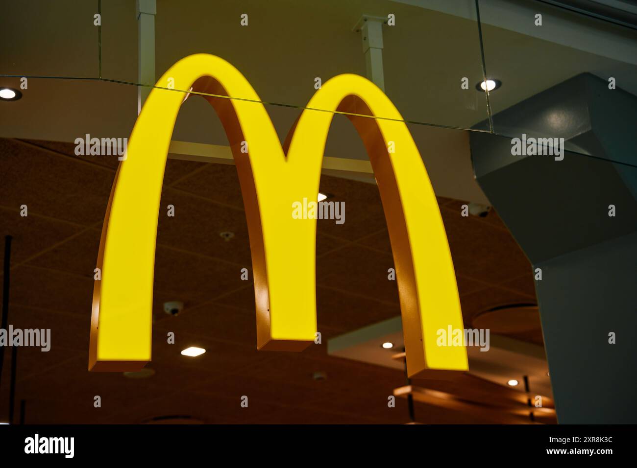 Vista interna del McDonald's Restaurant logo. Moderna catena di fast food. Copenaghen, Danimarca - 26 giugno 2024 Foto Stock