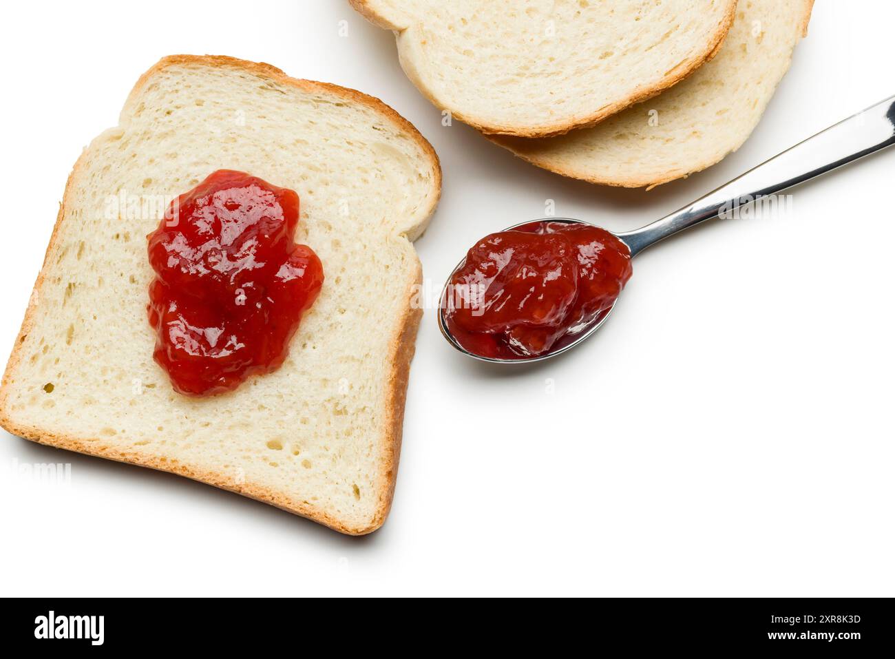 Fette di pane bianco con marmellata di fragole su sfondo bianco. vista dall'alto. Foto Stock