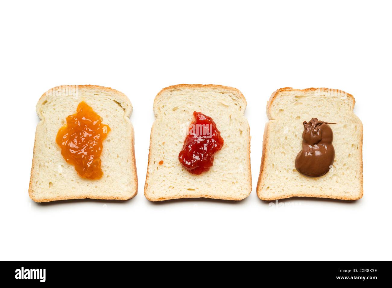 Fette di pane bianco con vari tipi di marmellata su sfondo bianco, vista dall'alto. Foto Stock