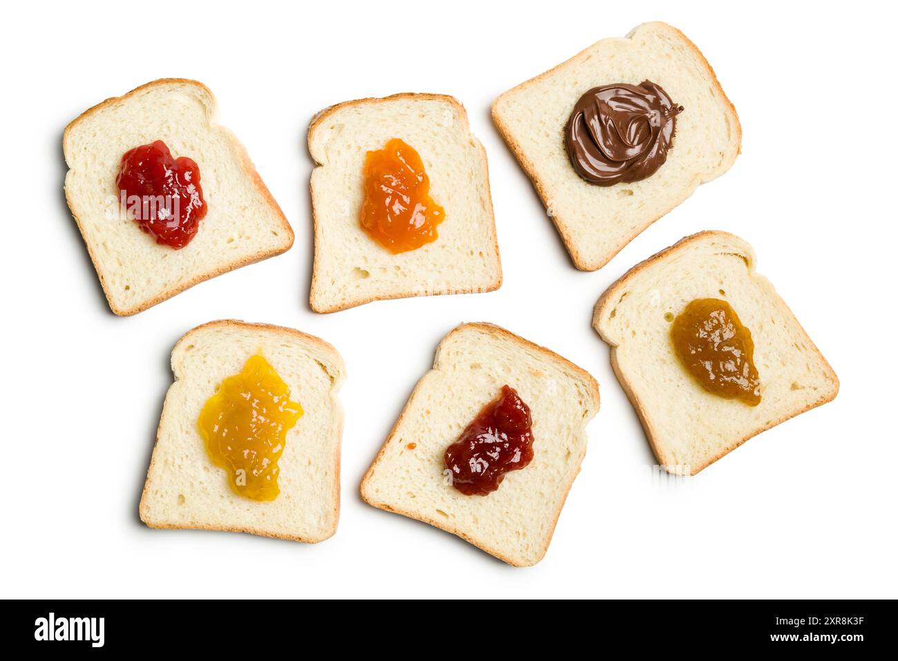 Fette di pane bianco con vari tipi di marmellata su sfondo bianco, vista dall'alto. Foto Stock