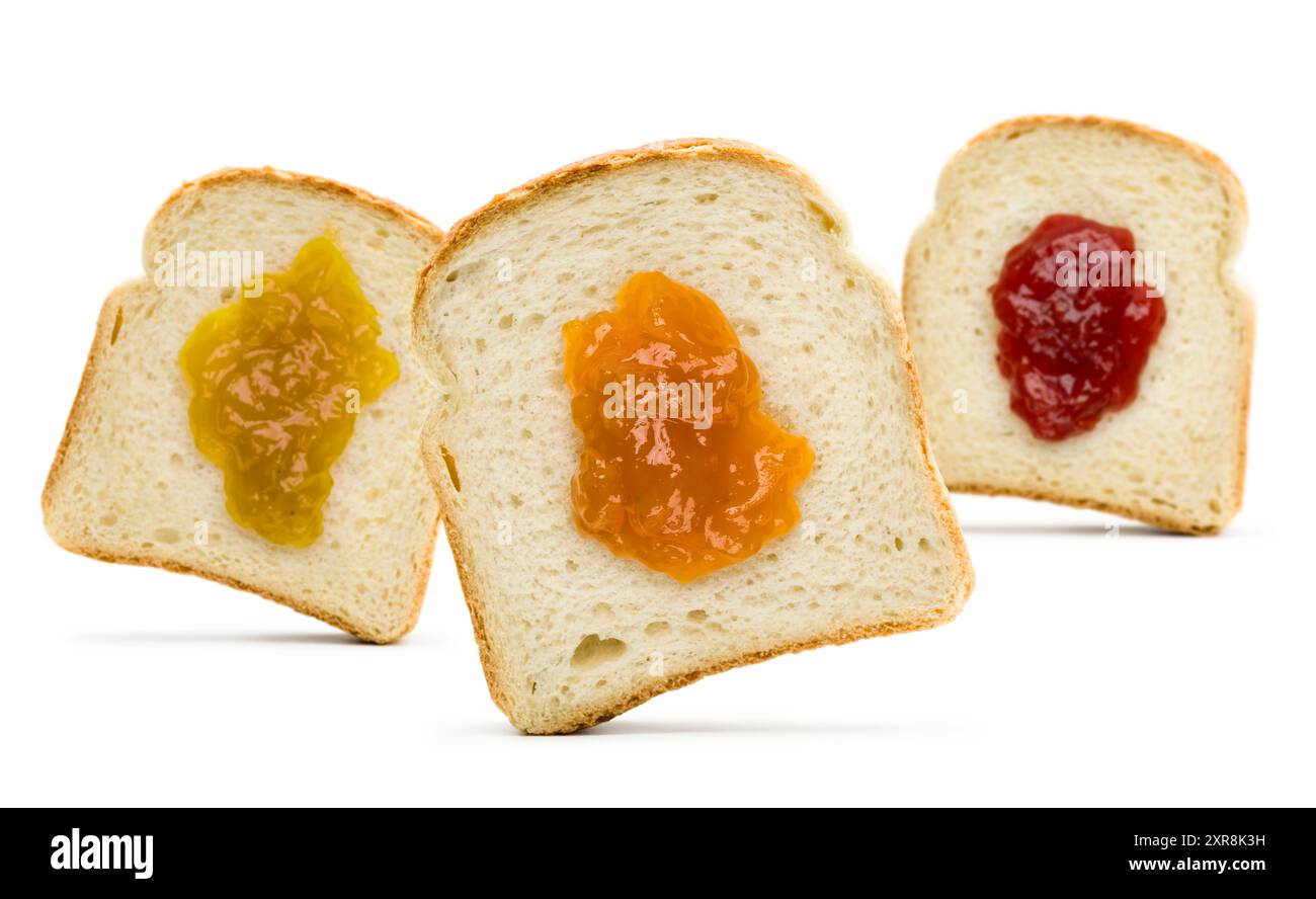 Vista frontale fette di pane bianco con vari tipi di marmellate su sfondo bianco. Foto Stock