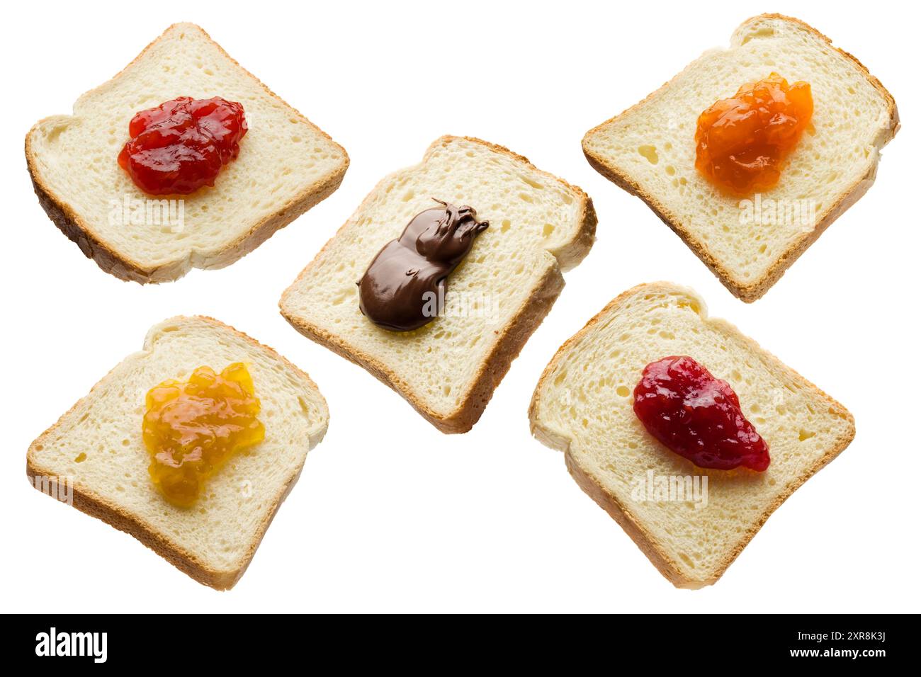 Fette di pane bianco con varietà di marmellate isolate su sfondo bianco. Foto Stock