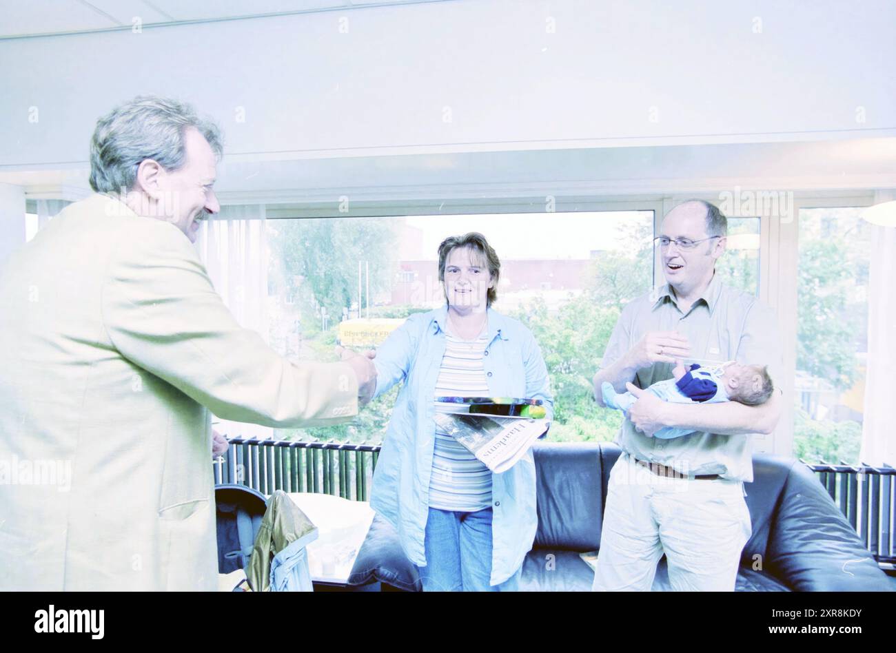 Popolazione 120.000 Hoofddorp, Hoofddorp, Paesi Bassi, 23-05-2002, Whizgle Dutch News: Immagini storiche su misura per il futuro. Esplora il passato dei Paesi Bassi con prospettive moderne attraverso le immagini delle agenzie olandesi. Colmare gli eventi di ieri con gli approfondimenti di domani. Intraprendi un viaggio senza tempo con storie che plasmano il nostro futuro. Foto Stock