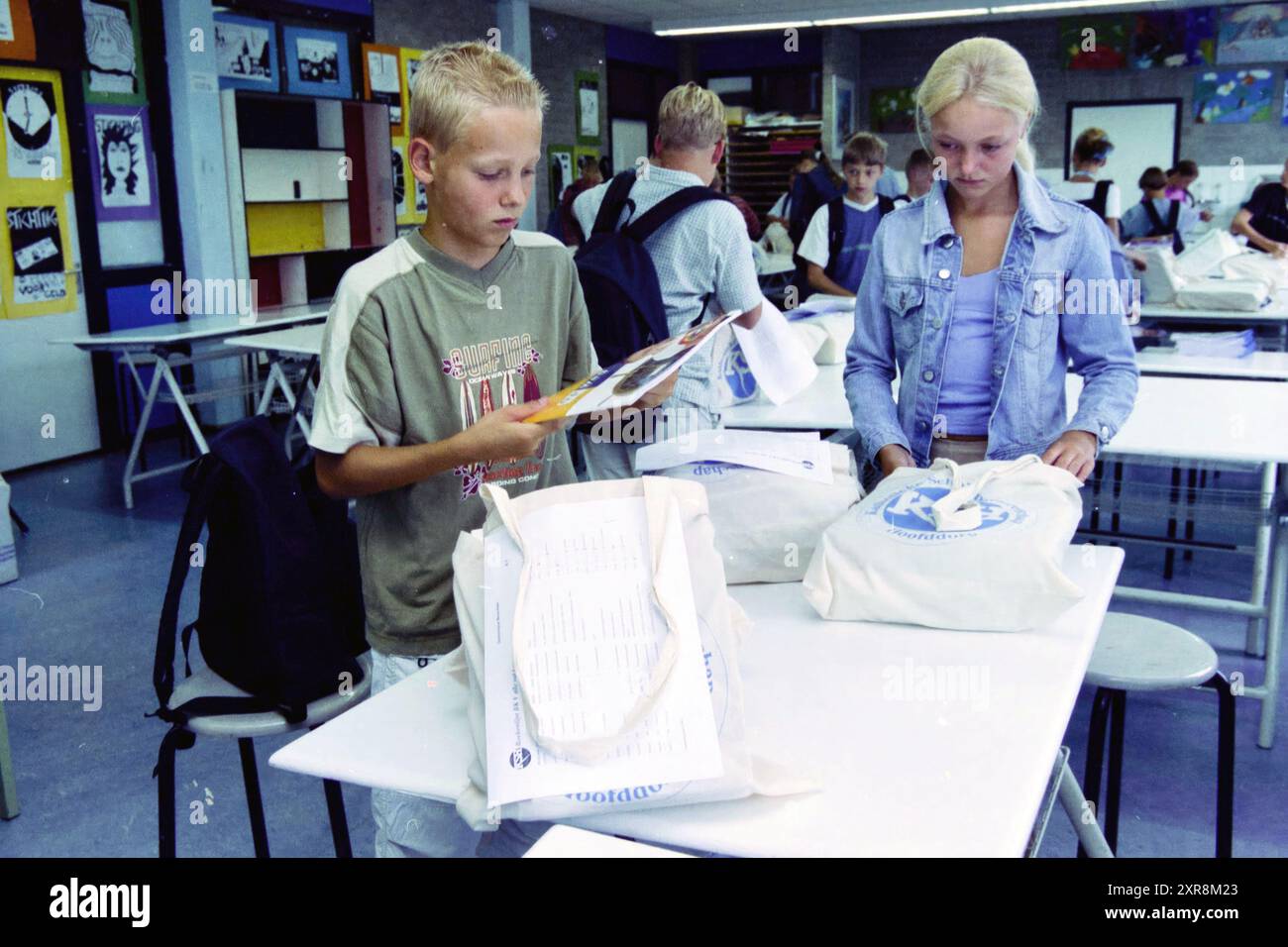 Studenti del primo anno della scuola cattolica Hoofddorp, Hoofddorp, Paesi Bassi, 19-08-2002, Whizgle Dutch News: Immagini storiche su misura per il futuro. Esplora il passato dei Paesi Bassi con prospettive moderne attraverso le immagini delle agenzie olandesi. Colmare gli eventi di ieri con gli approfondimenti di domani. Intraprendi un viaggio senza tempo con storie che plasmano il nostro futuro. Foto Stock