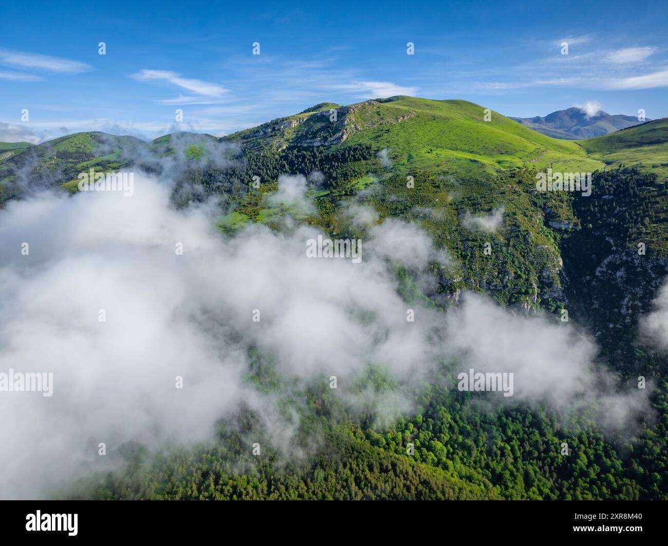 Vista aerea della cima della Costa Pubilla, nella catena montuosa della Montgrony (Ripollès, Girona, Catalogna, Spagna, Pirenei) Foto Stock