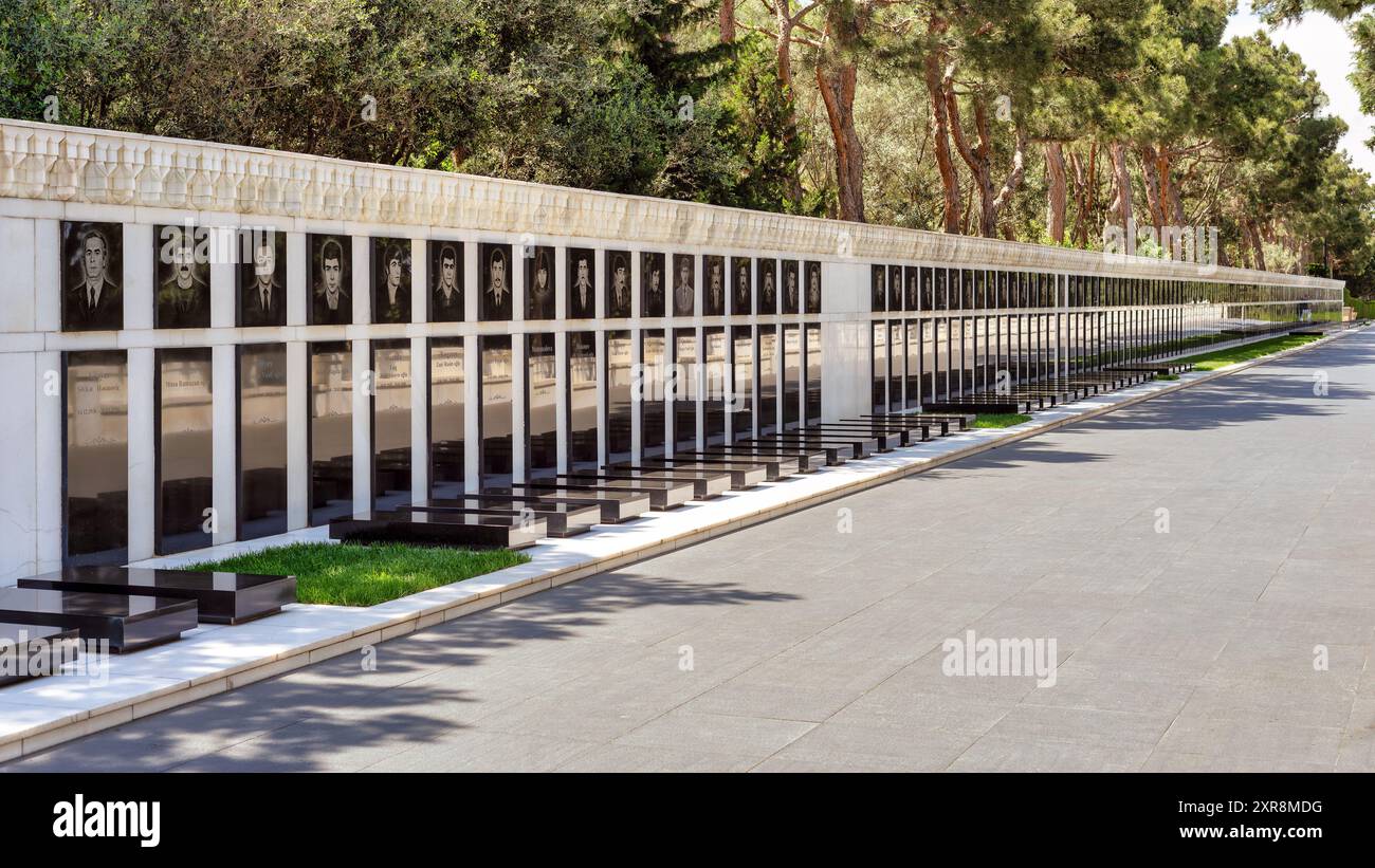 Baku, Azerbaigian - 6 maggio 2024: Vicolo dei Martiri, con ritratti commemorativi tra alberi verdeggianti e un'atmosfera serena Foto Stock