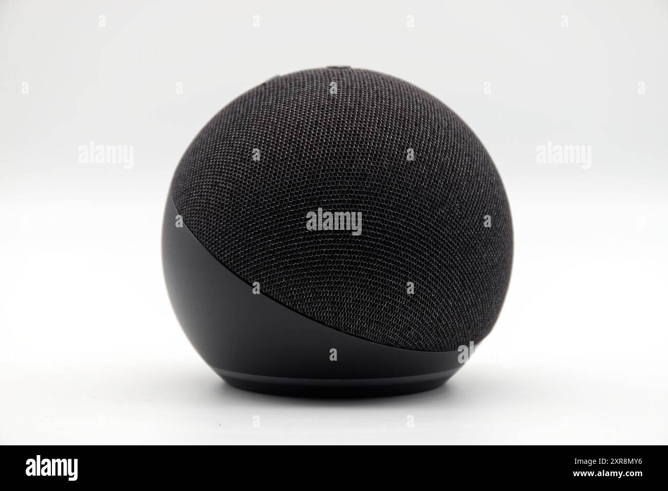 Punto Amazon Echo Alexa, assistente virtuale ai su bianco. Foto Stock