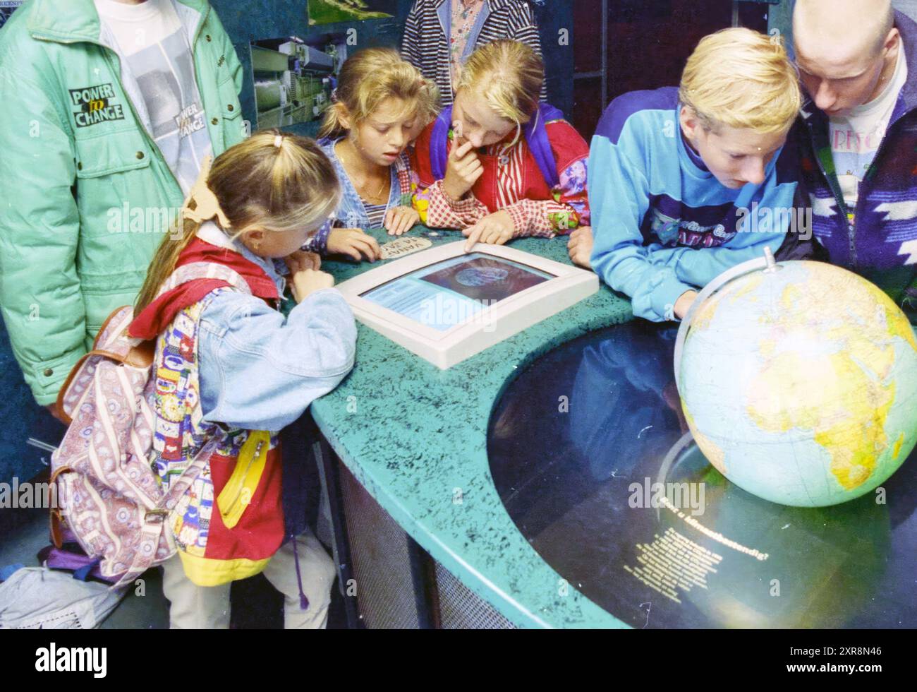 Mostra/museo, globo con bambini intorno, uomo che indossa una giacca con emblema greenpeace, 14-09-1995, Whizgle Dutch News: Immagini storiche su misura per il futuro. Esplora il passato dei Paesi Bassi con prospettive moderne attraverso le immagini delle agenzie olandesi. Colmare gli eventi di ieri con gli approfondimenti di domani. Intraprendi un viaggio senza tempo con storie che plasmano il nostro futuro. Foto Stock