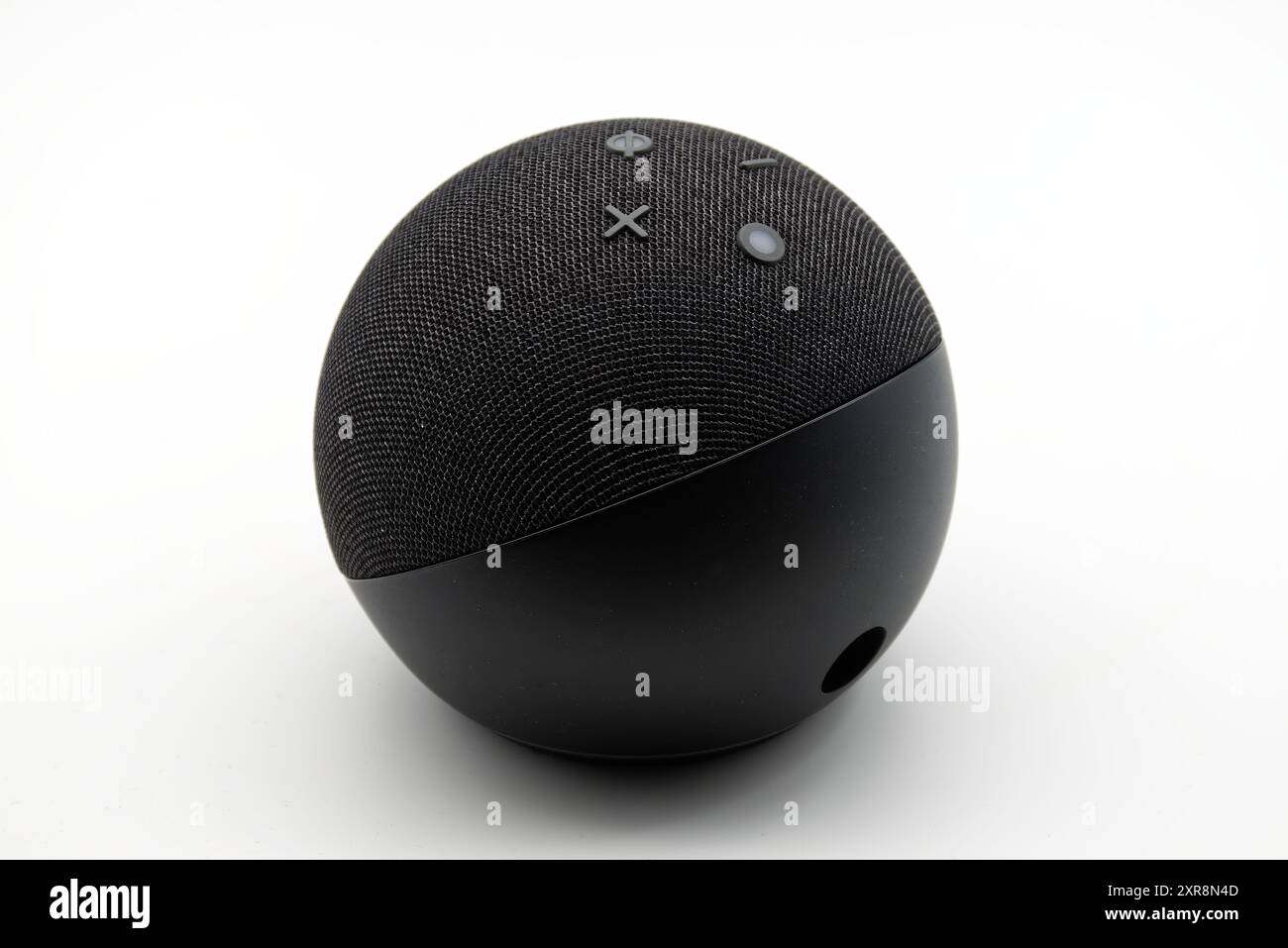 Punto Amazon Echo Alexa, assistente virtuale IA su sfondo bianco. Foto Stock
