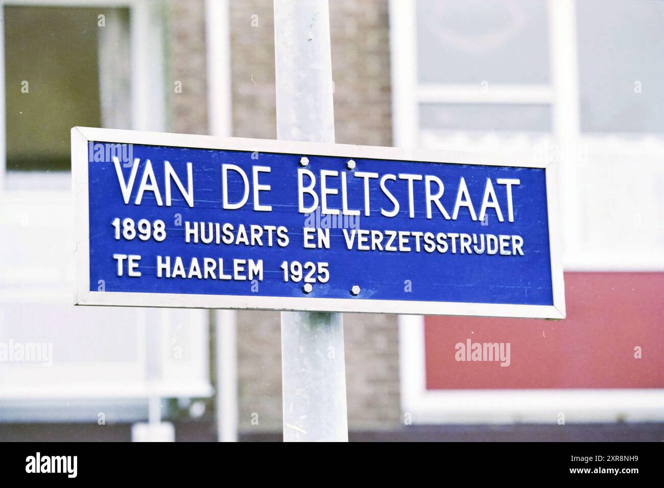 Strada che prende il nome da Johannes Jacobus vd Belt. 7-11-1998 born, 22-10-1955 died, Haarlem, Van de Beltstraat, Paesi Bassi, 08-04-1997, Whizgle Dutch News: immagini storiche su misura per il futuro. Esplora il passato dei Paesi Bassi con prospettive moderne attraverso le immagini delle agenzie olandesi. Colmare gli eventi di ieri con gli approfondimenti di domani. Intraprendi un viaggio senza tempo con storie che plasmano il nostro futuro. Foto Stock