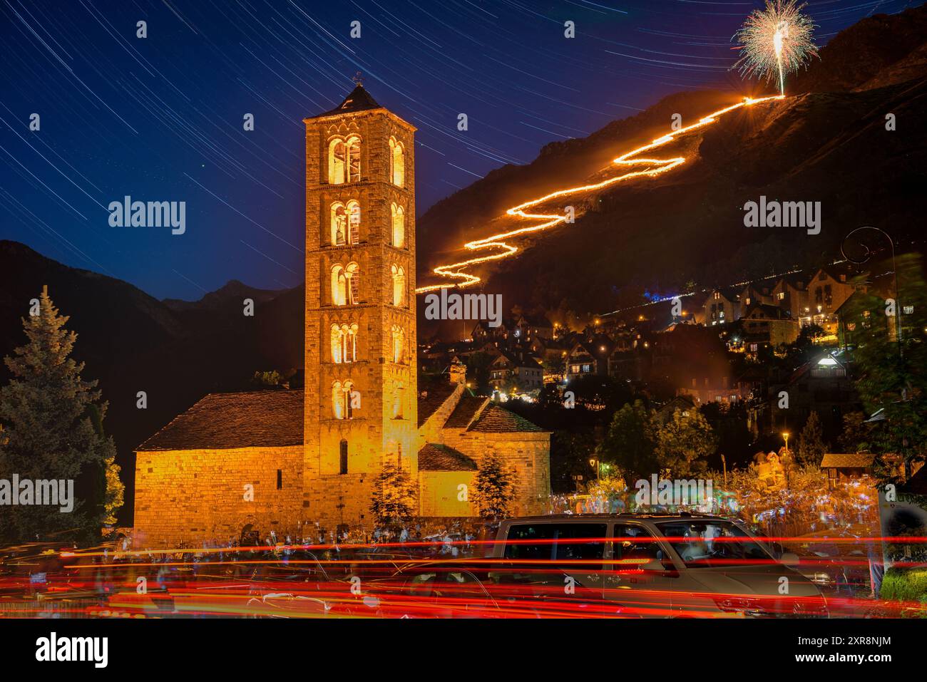 Discesa di Taüll Falles (fiaccolata), dietro la chiesa romanica di Sant Climent de Taüll, nella valle di Boí (alta Ribaganza, Lleida, Catalogna, Spagna) Foto Stock