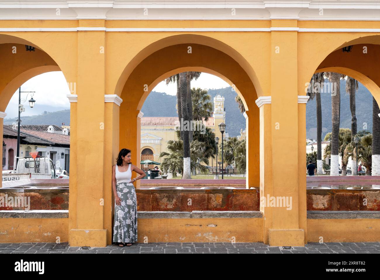 Viaggiatore solo femminile che esplora gli iconici archi gialli di Antigua Foto Stock