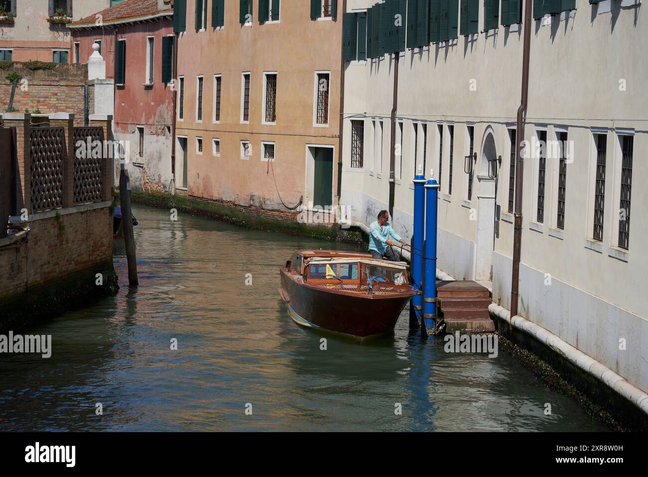 Giro in barca sul Canale nella pittoresca Venezia Foto Stock