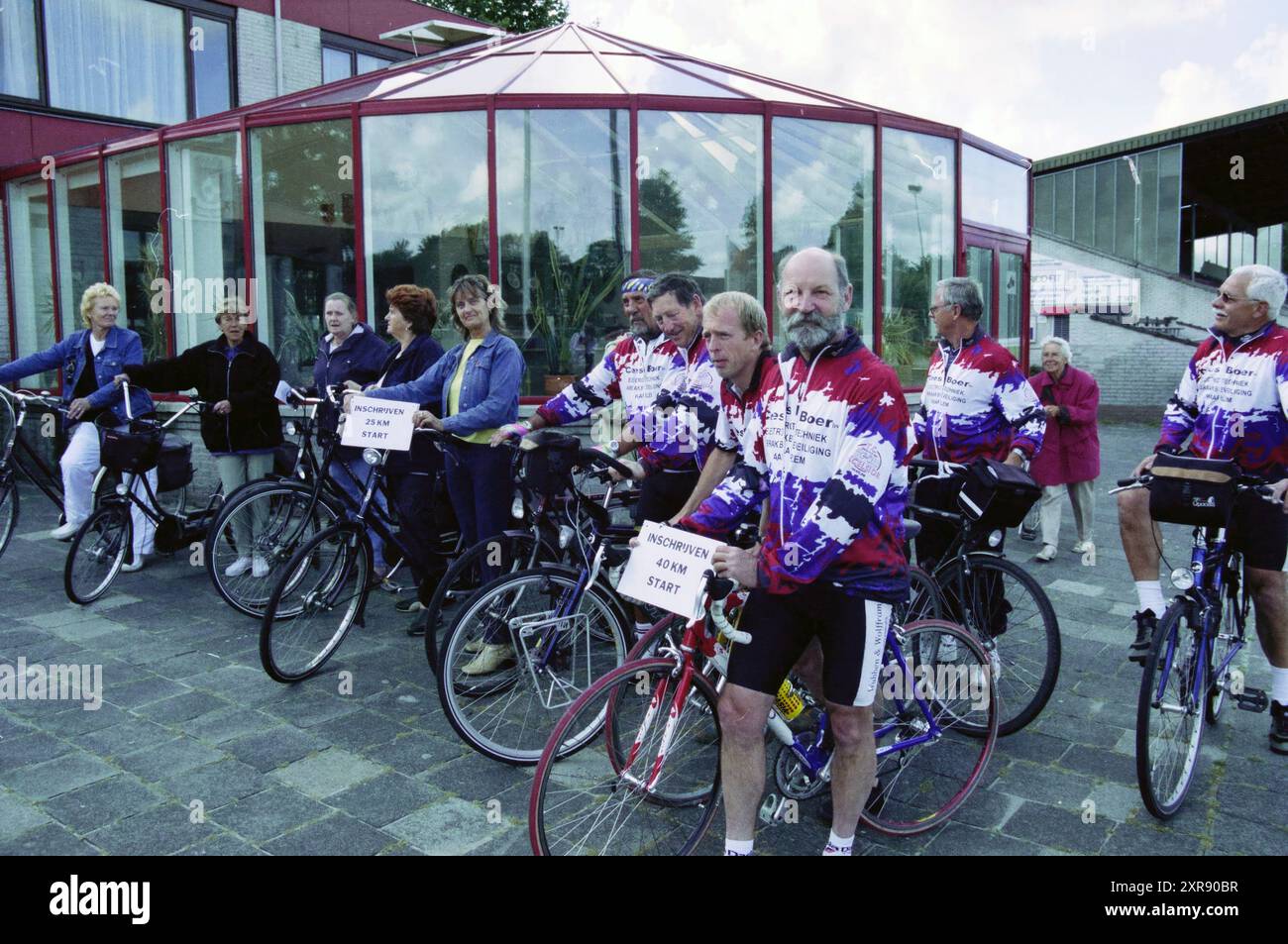 Due giorni in bicicletta, Haarlem, Paesi Bassi, 10-06-2002, Whizgle Dutch News: Immagini storiche su misura per il futuro. Esplora il passato dei Paesi Bassi con prospettive moderne attraverso le immagini delle agenzie olandesi. Colmare gli eventi di ieri con gli approfondimenti di domani. Intraprendi un viaggio senza tempo con storie che plasmano il nostro futuro. Foto Stock