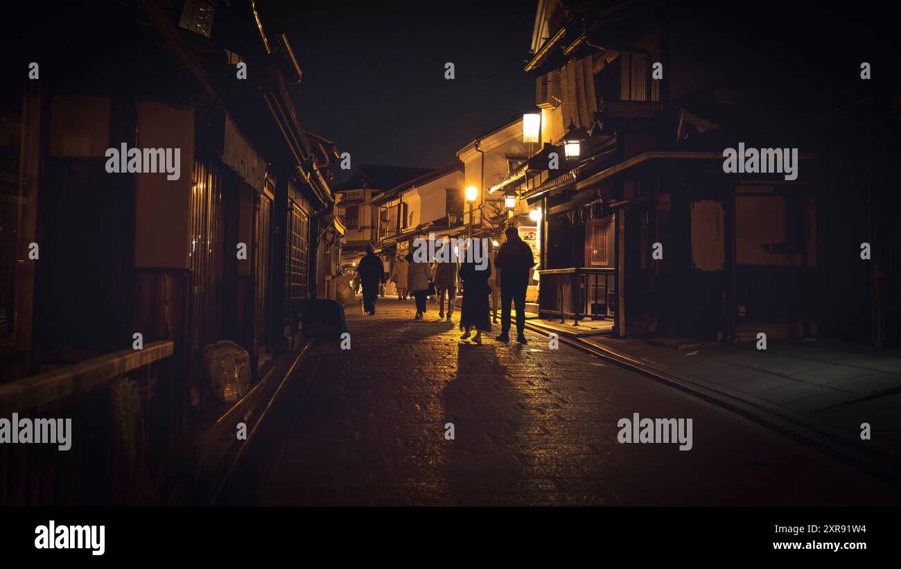 Gente che cammina lungo la strada di notte a gion, kyoto, giappone Foto Stock