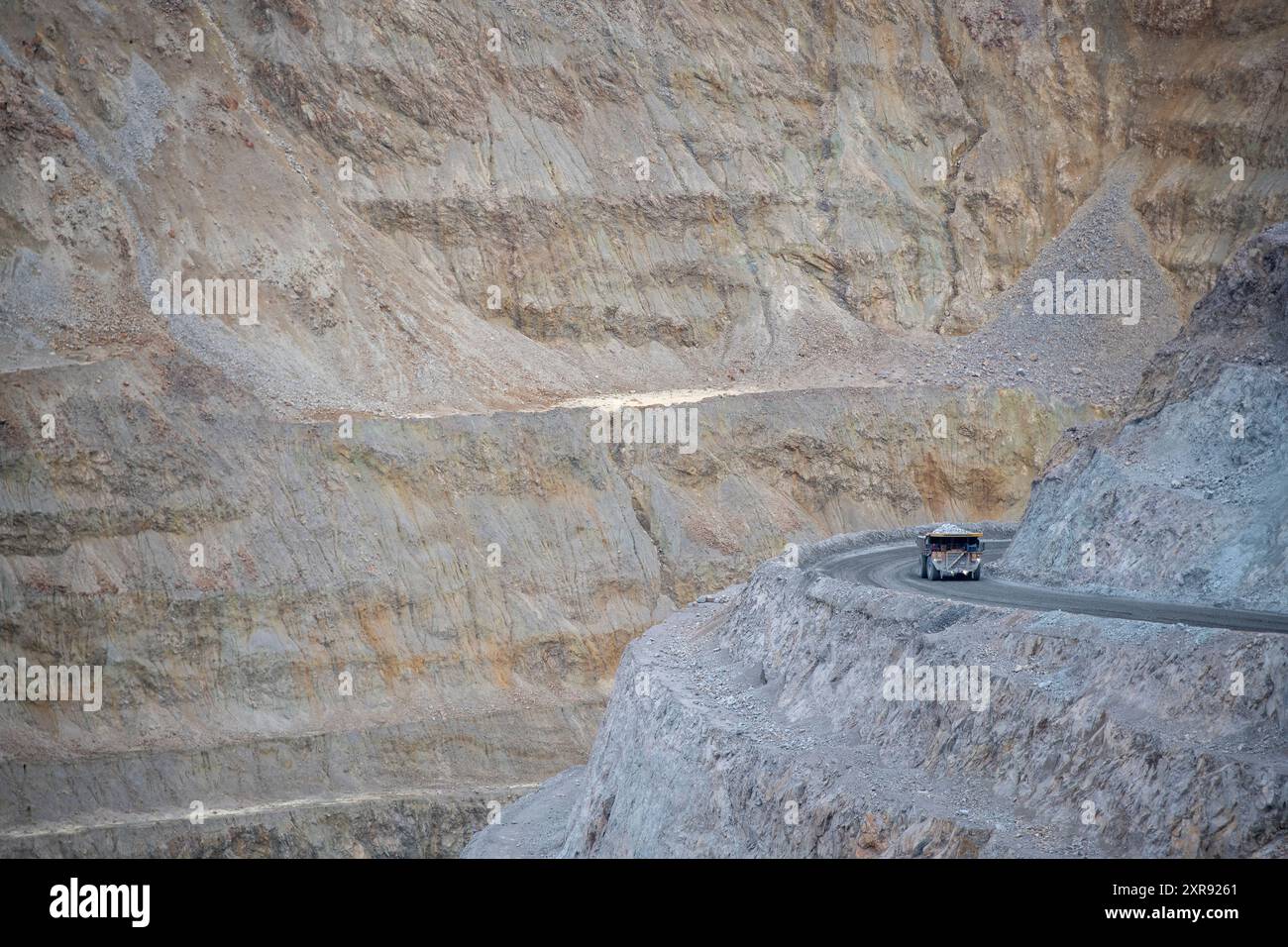 Dumper per trasporto pesante a piena capacità in uscita da una fossa aperta c Foto Stock