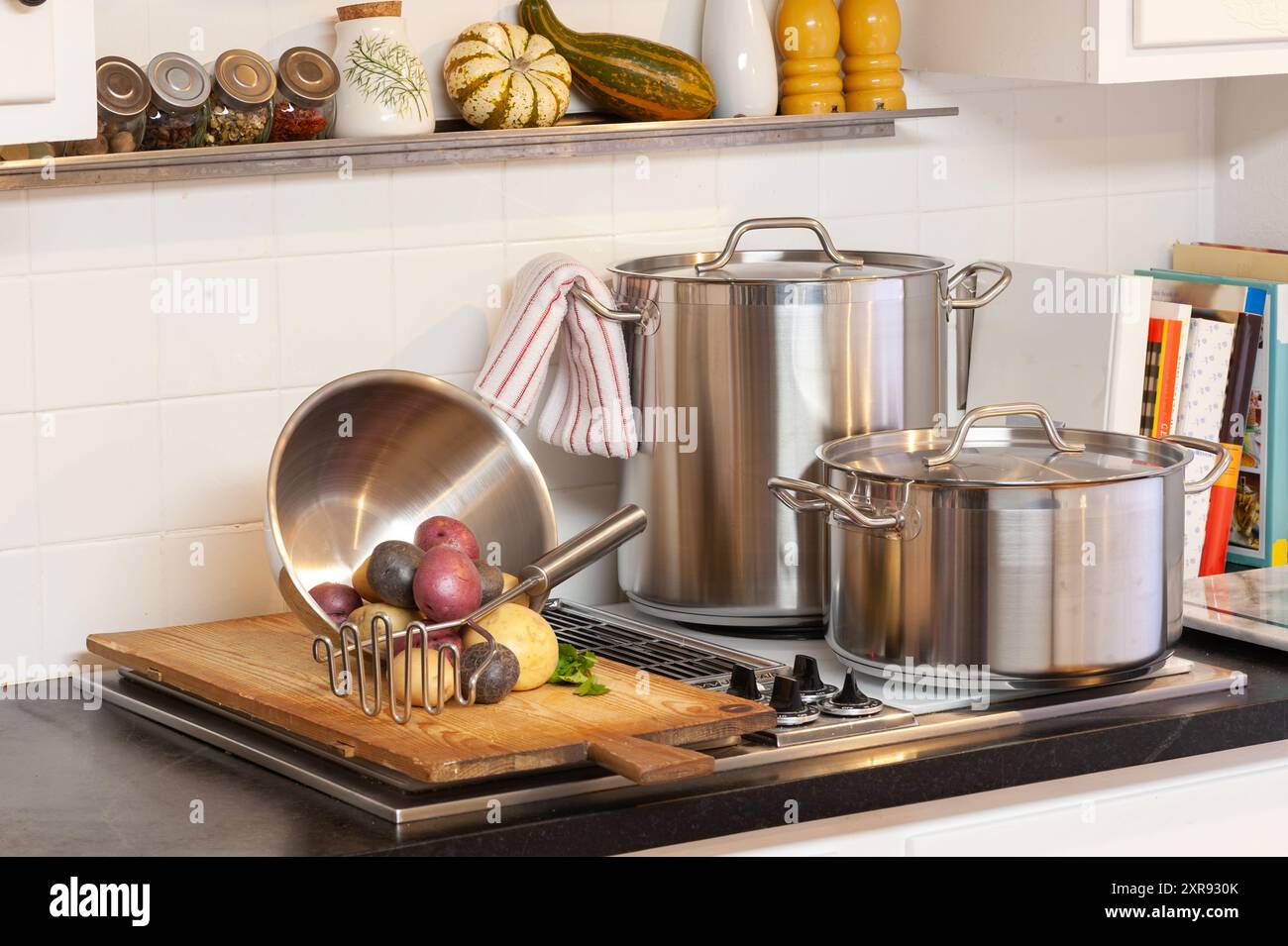 Cucina con pentole, patate e utensili da cucina Foto Stock