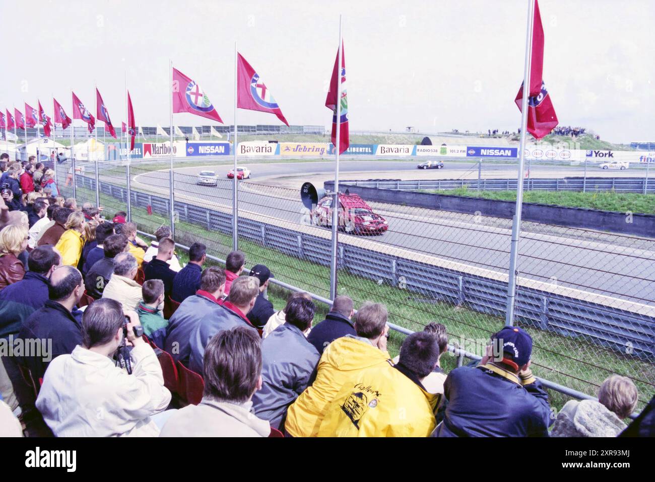 Tribuna alla gara automobilistica di Zandvoort, Zandvoort, Burgemeester van Alphenstraat, 23-04-2000, Whizgle Dutch News: Immagini storiche su misura per il futuro. Esplora il passato dei Paesi Bassi con prospettive moderne attraverso le immagini delle agenzie olandesi. Colmare gli eventi di ieri con gli approfondimenti di domani. Intraprendi un viaggio senza tempo con storie che plasmano il nostro futuro. Foto Stock