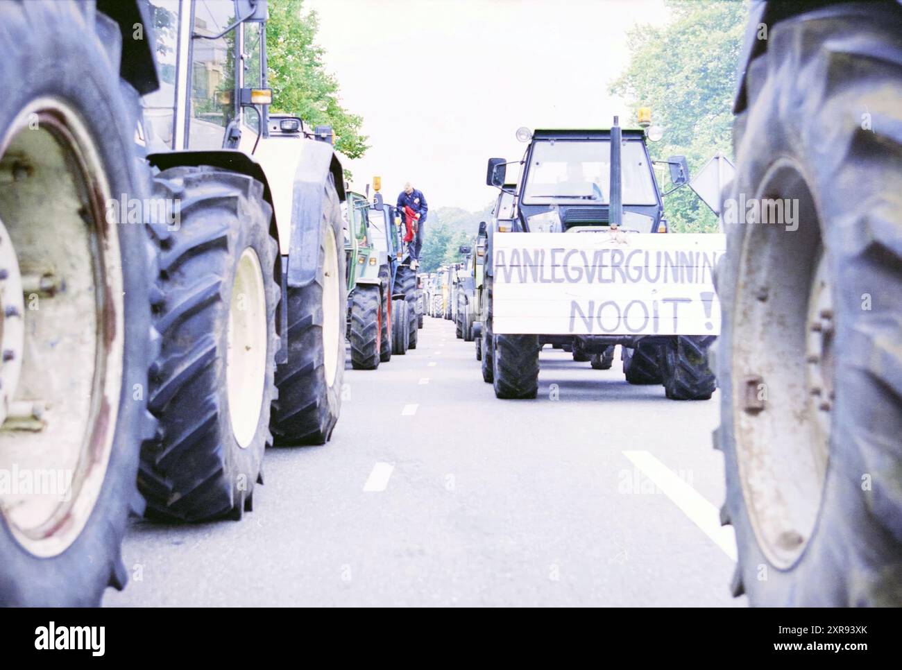 Arrivo a Provinciehuis, Haarlem; gruppo d'azione degli agricoltori contro il piano regionale del governo provinciale dell'Olanda settentrionale, Haarlem, Paesi Bassi, 05-09-1994, Whizgle Dutch News: Immagini storiche su misura per il futuro. Esplora il passato dei Paesi Bassi con prospettive moderne attraverso le immagini delle agenzie olandesi. Colmare gli eventi di ieri con gli approfondimenti di domani. Intraprendi un viaggio senza tempo con storie che plasmano il nostro futuro. Foto Stock