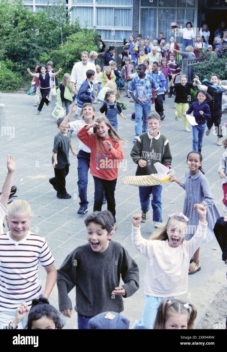 Ultimo giorno scolastico della stagione al Waddenschool, Haarlem, Paesi Bassi, 22-07-1999, Whizgle Dutch News: Immagini storiche su misura per il futuro. Esplora il passato dei Paesi Bassi con prospettive moderne attraverso le immagini delle agenzie olandesi. Colmare gli eventi di ieri con gli approfondimenti di domani. Intraprendi un viaggio senza tempo con storie che plasmano il nostro futuro. Foto Stock