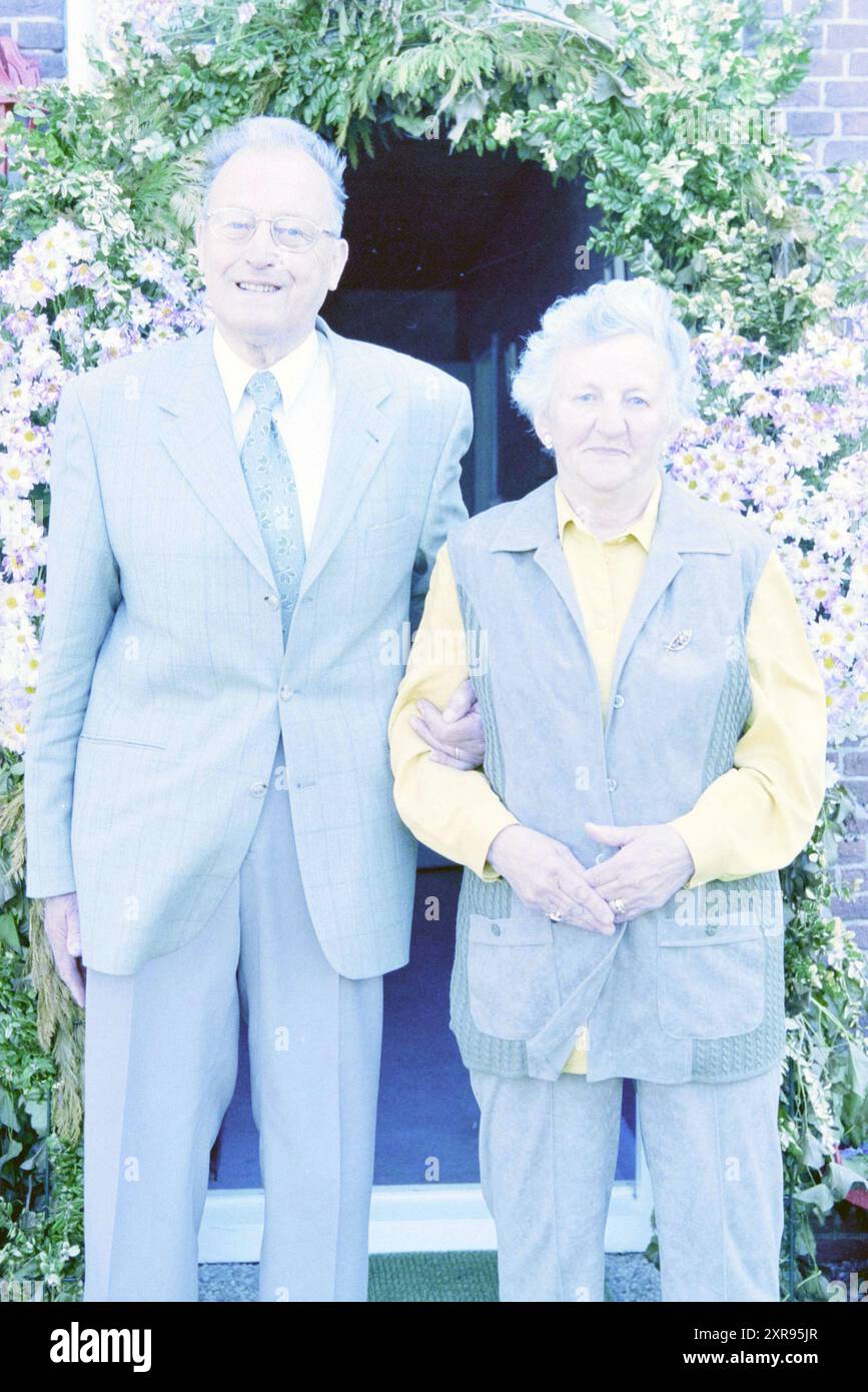 Captain Family, Spaarndam, Spaarndam, 12-05-2002, Whizgle Dutch News: Immagini storiche su misura per il futuro. Esplora il passato dei Paesi Bassi con prospettive moderne attraverso le immagini delle agenzie olandesi. Colmare gli eventi di ieri con gli approfondimenti di domani. Intraprendi un viaggio senza tempo con storie che plasmano il nostro futuro. Foto Stock