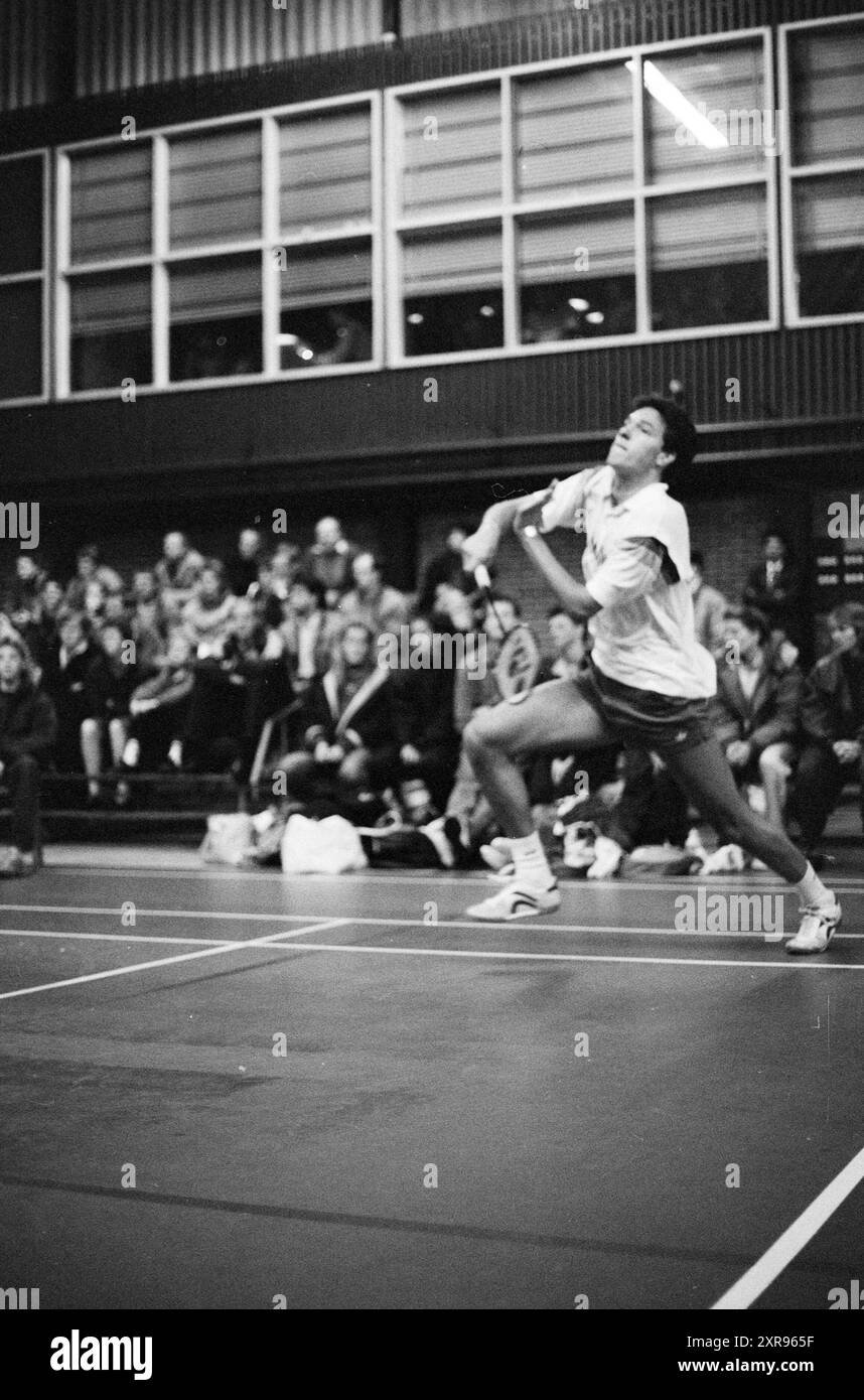 Giocatori di badminton Duinwijck, Haarlem, Paesi Bassi, 00-12-1988, Whizgle Dutch News: Immagini storiche su misura per il futuro. Esplora il passato dei Paesi Bassi con prospettive moderne attraverso le immagini delle agenzie olandesi. Colmare gli eventi di ieri con gli approfondimenti di domani. Intraprendi un viaggio senza tempo con storie che plasmano il nostro futuro. Foto Stock