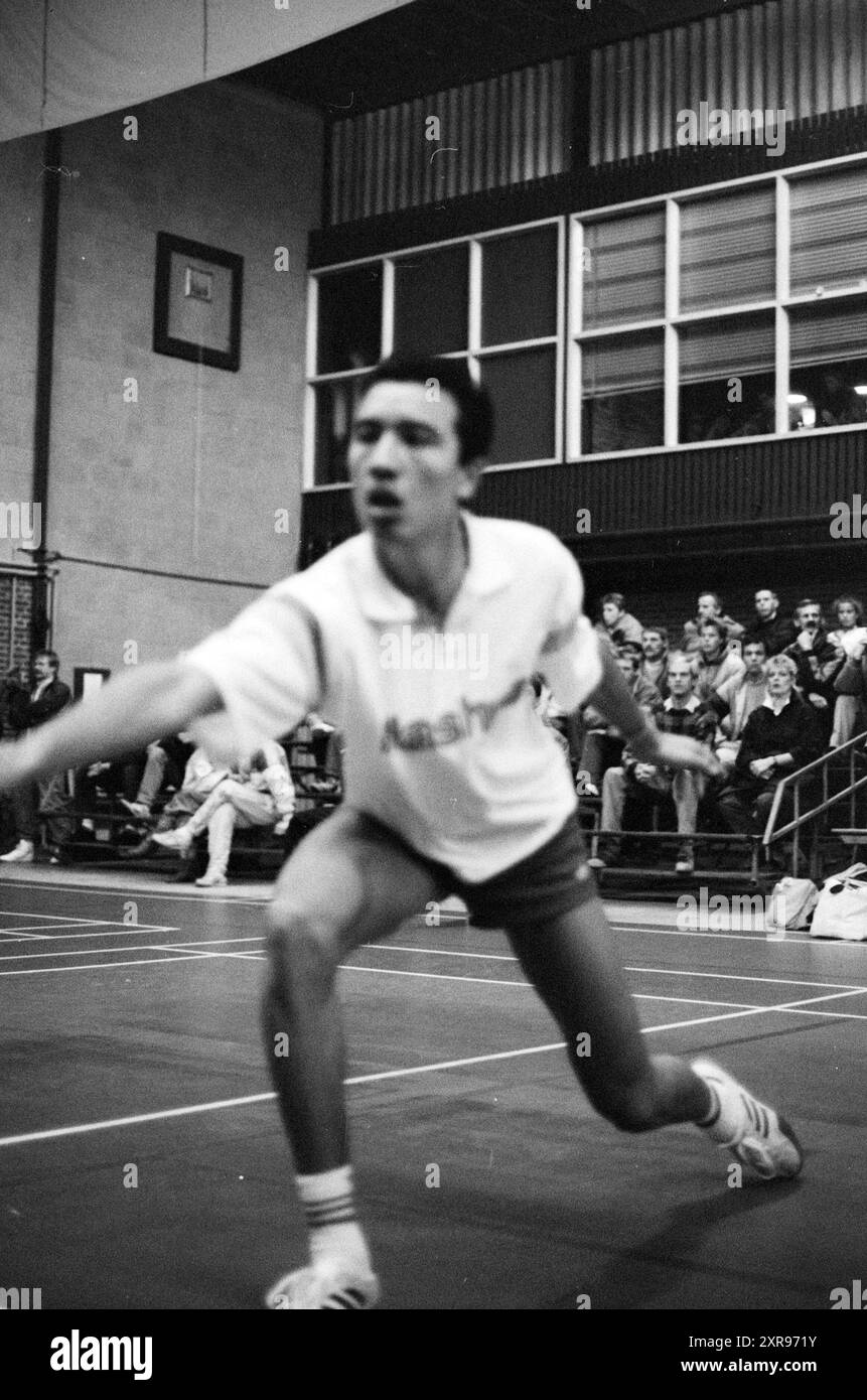 Giocatori di badminton Duinwijck, Haarlem, Paesi Bassi, 00-12-1988, Whizgle Dutch News: Immagini storiche su misura per il futuro. Esplora il passato dei Paesi Bassi con prospettive moderne attraverso le immagini delle agenzie olandesi. Colmare gli eventi di ieri con gli approfondimenti di domani. Intraprendi un viaggio senza tempo con storie che plasmano il nostro futuro. Foto Stock