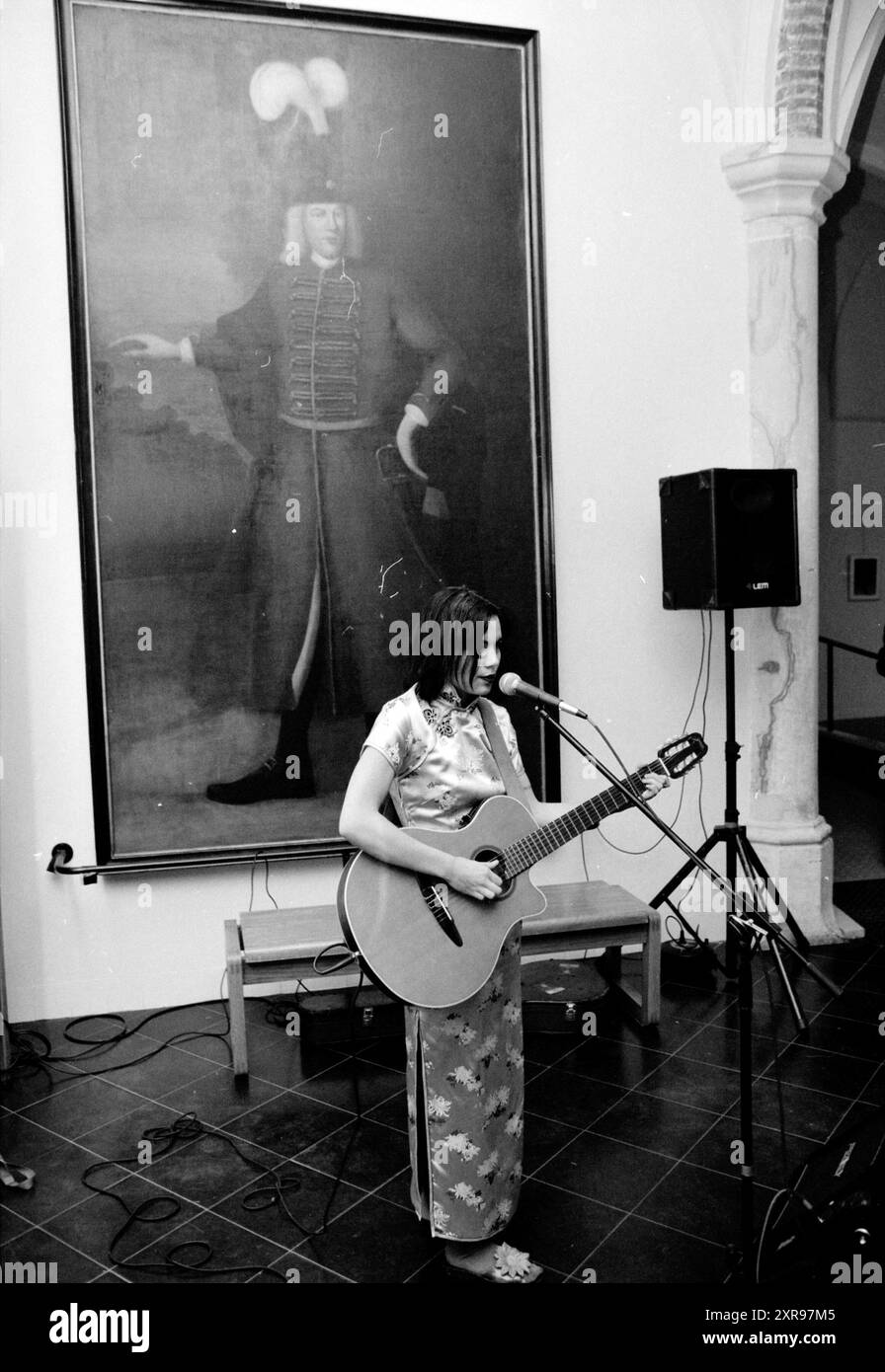 Presentazione della visione futura di Haarlem "in vista del dopodomani" alla presenza del sindaco Jaap Pop, Haarlem, Koningstraat, Paesi Bassi, 22-12-1998, Whizgle Dutch News: immagini storiche su misura per il futuro. Esplora il passato dei Paesi Bassi con prospettive moderne attraverso le immagini delle agenzie olandesi. Colmare gli eventi di ieri con gli approfondimenti di domani. Intraprendi un viaggio senza tempo con storie che plasmano il nostro futuro. Foto Stock