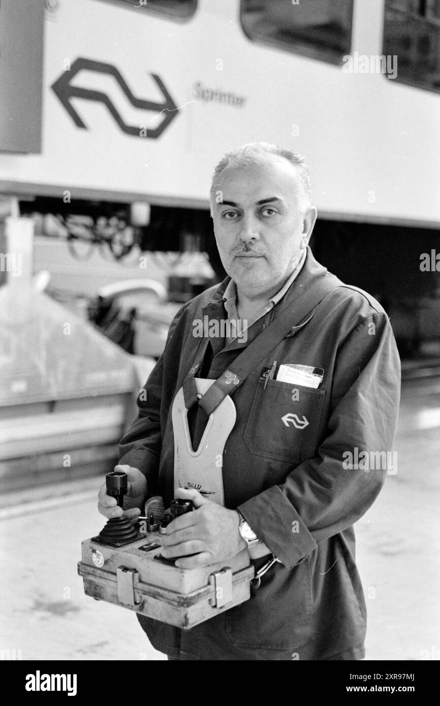 Man gestisce treni di trasporto a cuscino d’aria, Haarlem, Nedtrain, Paesi Bassi, 09-07-2002, Whizgle Dutch News: immagini storiche su misura per il futuro. Esplora il passato dei Paesi Bassi con prospettive moderne attraverso le immagini delle agenzie olandesi. Colmare gli eventi di ieri con gli approfondimenti di domani. Intraprendi un viaggio senza tempo con storie che plasmano il nostro futuro. Foto Stock