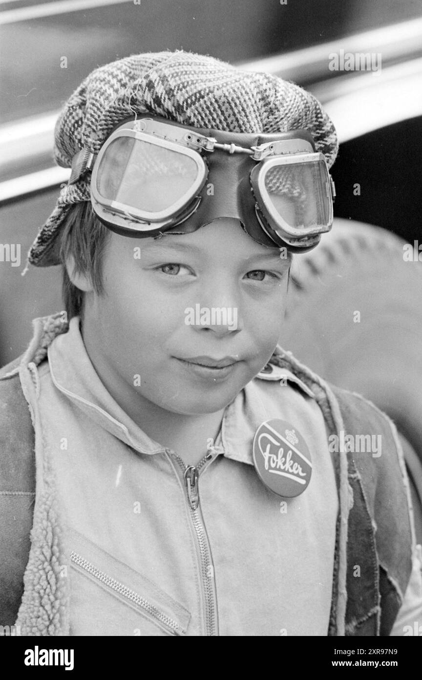 Breeder's Day, Grote Markt, ritratto con occhiali e berretto da aviatore classici, Haarlem, Grote Markt, Paesi Bassi, 04-09-1981, Whizgle Dutch News: immagini storiche su misura per il futuro. Esplora il passato dei Paesi Bassi con prospettive moderne attraverso le immagini delle agenzie olandesi. Colmare gli eventi di ieri con gli approfondimenti di domani. Intraprendi un viaggio senza tempo con storie che plasmano il nostro futuro. Foto Stock