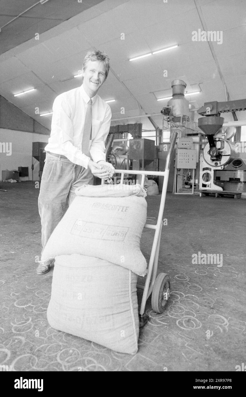 Tijs Sterrenberg della torrefazione de Amstel Boesingheliede., Coffee, Boesingheliede, 01-08-1988, Whizgle Dutch News: Immagini storiche su misura per il futuro. Esplora il passato dei Paesi Bassi con prospettive moderne attraverso le immagini delle agenzie olandesi. Colmare gli eventi di ieri con gli approfondimenti di domani. Intraprendi un viaggio senza tempo con storie che plasmano il nostro futuro. Foto Stock