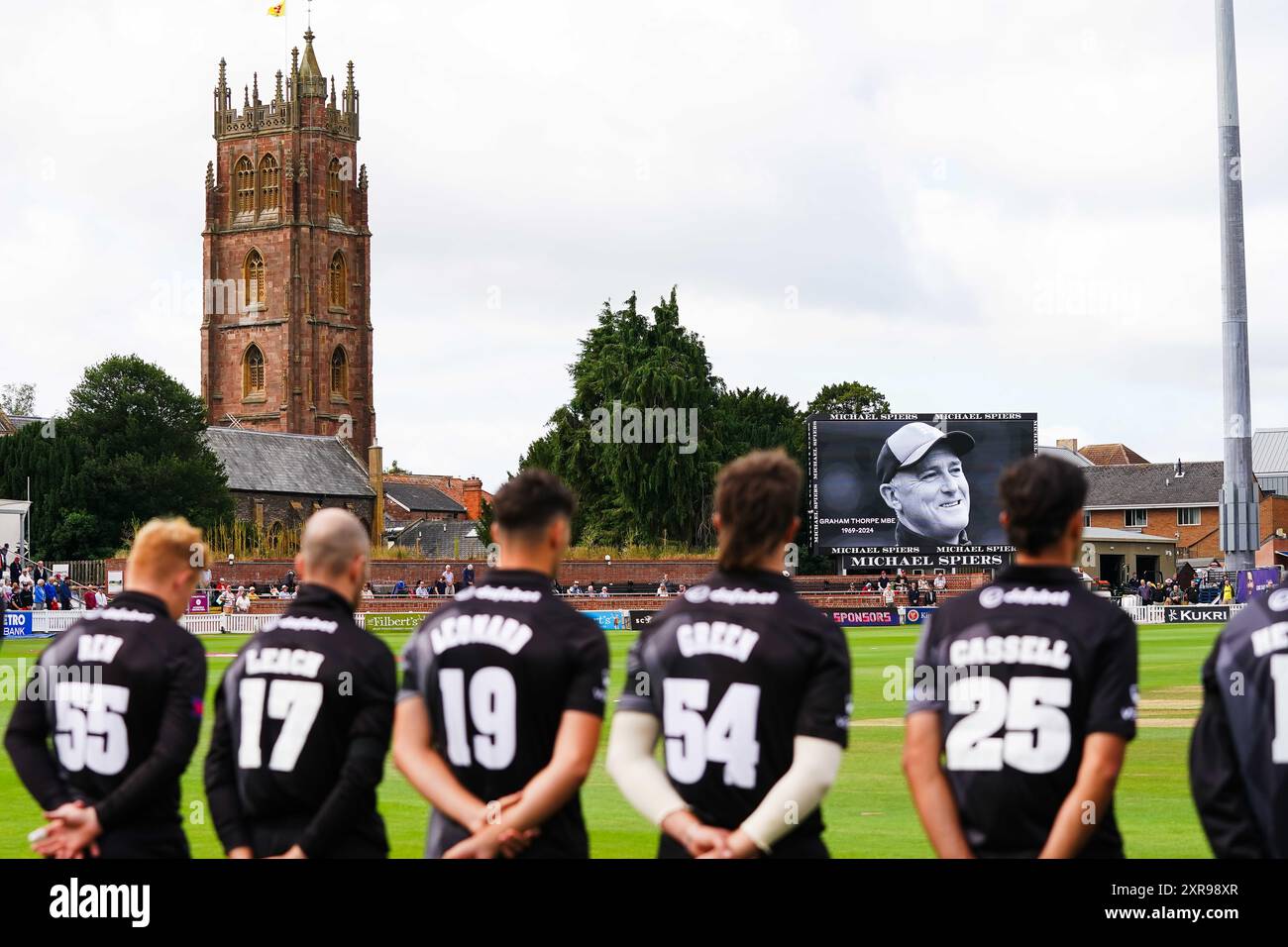 Taunton, Regno Unito, 9 agosto 2024. Un minuto di silenzio è tenuto in memoria di Graham Thorpe durante la partita della Metro Bank One-Day Cup tra Somerset e Worcestershire. Crediti: Robbie Stephenson/Somerset Cricket/Alamy Live News Foto Stock