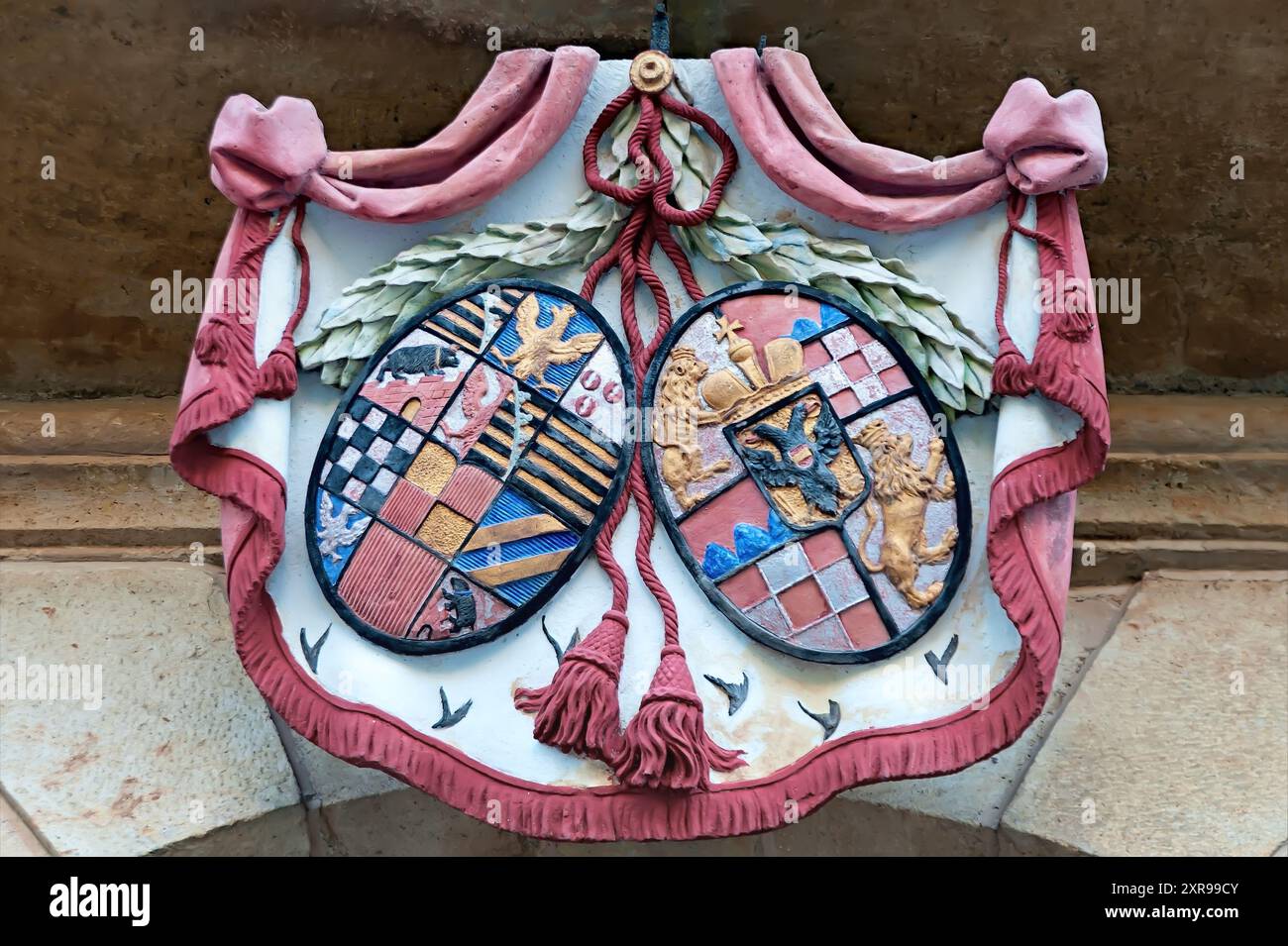 Lo stemma all'ingresso del castello di Ksiaz, il terzo più grande della Polonia. Foto Stock