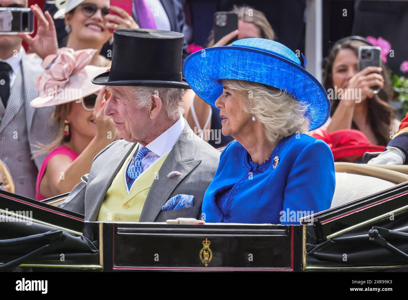 Re Carlo III e la regina Camilla in carrozza reale di processione, Royal Ascot, Inghilterra, Regno Unito Foto Stock