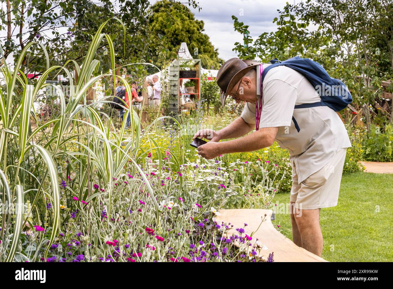 Un visitatore scatta foto al RHS Hampton Court Palace Garden Festival (The Hampton Court Flower Show), Regno Unito Foto Stock