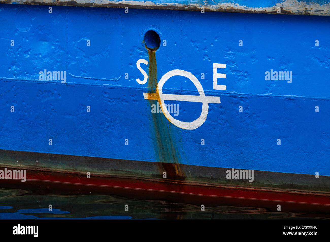 Segno Plimsol sul lato di un traghetto blu Foto Stock