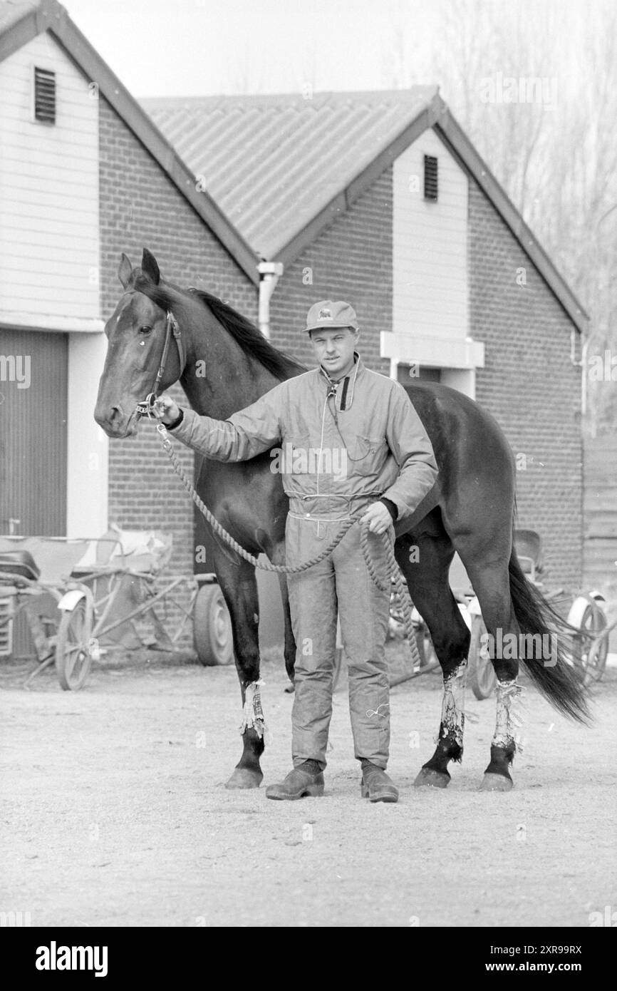 Jan van Dooijeweerd con cavallo, 22-03-1993, Whizgle Dutch News: Immagini storiche su misura per il futuro. Esplora il passato dei Paesi Bassi con prospettive moderne attraverso le immagini delle agenzie olandesi. Colmare gli eventi di ieri con gli approfondimenti di domani. Intraprendi un viaggio senza tempo con storie che plasmano il nostro futuro. Foto Stock