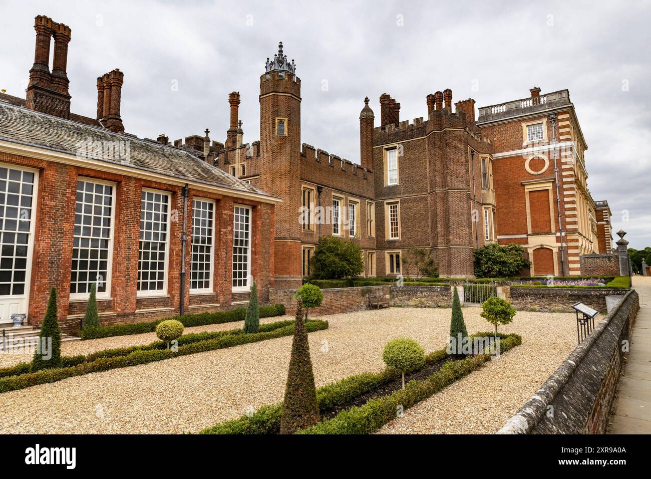 Esterno laterale, Hampton Court Palace, Londra, Inghilterra, Regno Unito Foto Stock