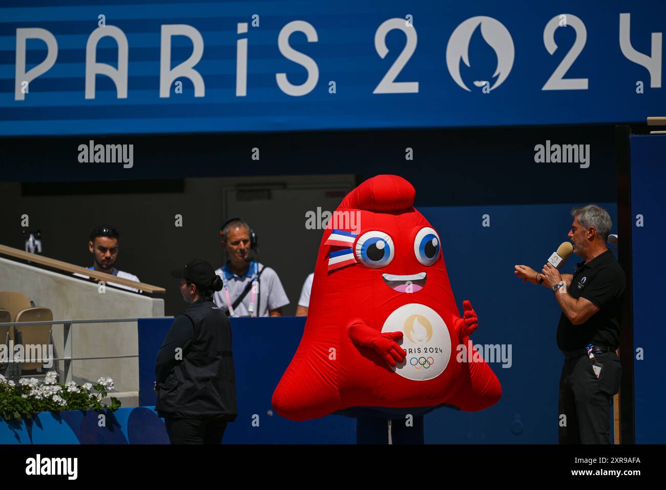 PARIGI, FRANCIA-29 luglio 2024: Novak Djokovic di Serbia gareggia con Rafael Nadal durante la seconda partita di tennis maschile dei Giochi Olimpici Foto Stock