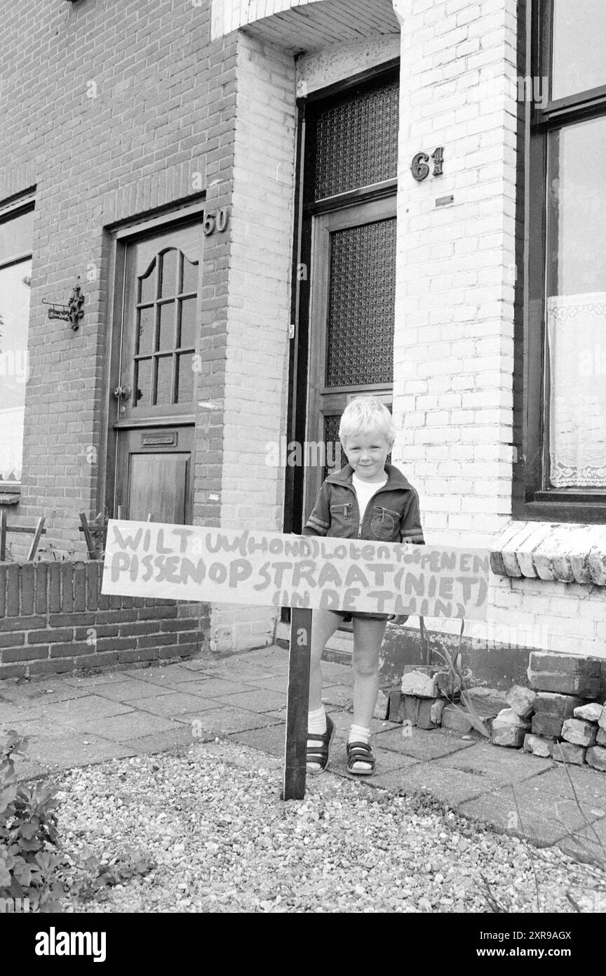 Cartello in Garden, IJmuiderstraatweg 61, IJmuiden, cartelli, IJmuiden, IJmuiderstraatweg, Paesi Bassi, 23-06-1982, Whizgle Dutch News: immagini storiche su misura per il futuro. Esplora il passato dei Paesi Bassi con prospettive moderne attraverso le immagini delle agenzie olandesi. Colmare gli eventi di ieri con gli approfondimenti di domani. Intraprendi un viaggio senza tempo con storie che plasmano il nostro futuro. Foto Stock
