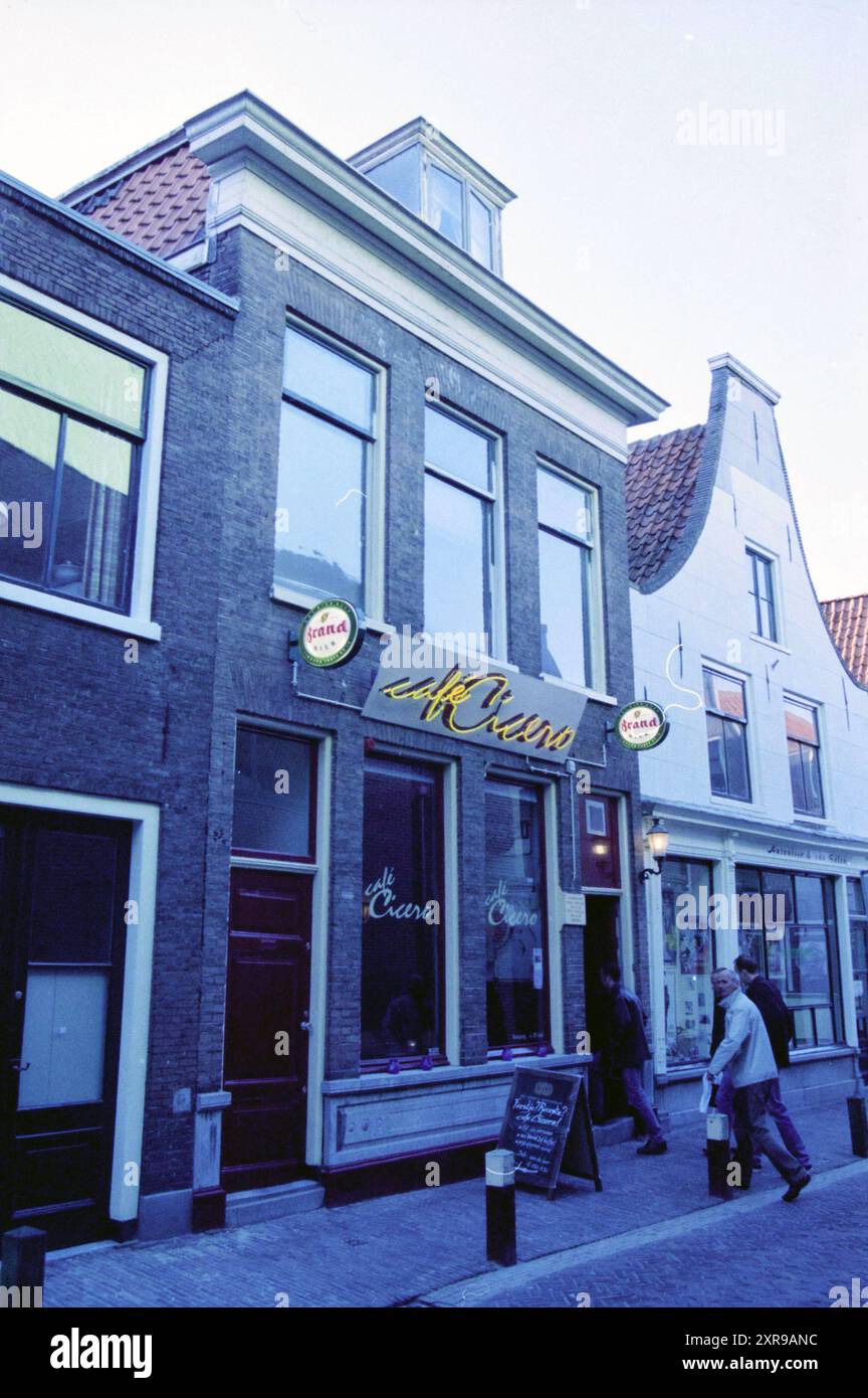 Café Cicero (numero 10) e Antonisse & van Balen (numero 8) nella Lange Begijnestraat a Haarlem, Haarlem, Lange Begijnestraat, Paesi Bassi, 06-04-2003, Whizgle Dutch News: immagini storiche su misura per il futuro. Esplora il passato dei Paesi Bassi con prospettive moderne attraverso le immagini delle agenzie olandesi. Colmare gli eventi di ieri con gli approfondimenti di domani. Intraprendi un viaggio senza tempo con storie che plasmano il nostro futuro. Foto Stock