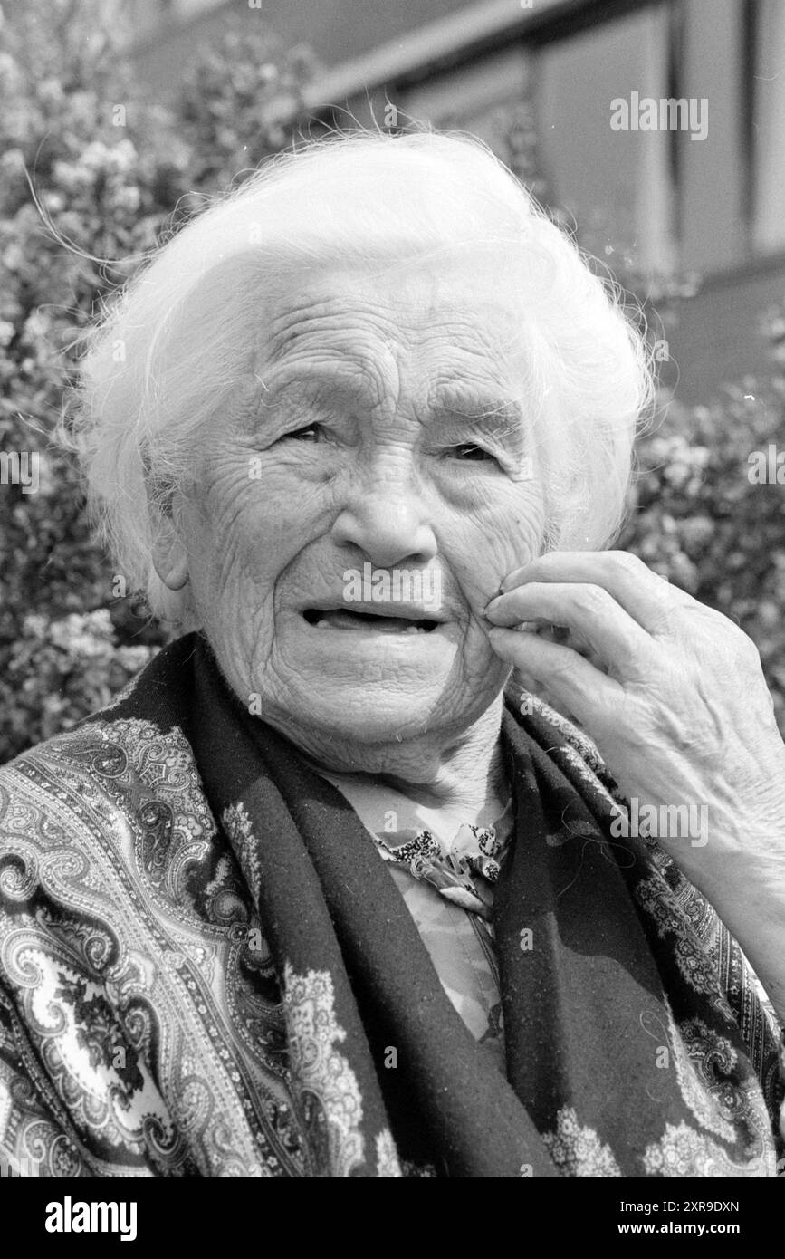 Mrs. Brörens, Hoofddorp, G. v.d. W., 01-06-1990, Whizgle Dutch News: Immagini storiche su misura per il futuro. Esplora il passato dei Paesi Bassi con prospettive moderne attraverso le immagini delle agenzie olandesi. Colmare gli eventi di ieri con gli approfondimenti di domani. Intraprendi un viaggio senza tempo con storie che plasmano il nostro futuro. Foto Stock