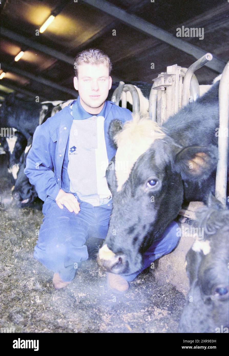Hans van de Haar, calciatore professionista e allevatore di bestiame, 19-12-1995, Whizgle Dutch News: Immagini storiche su misura per il futuro. Esplora il passato dei Paesi Bassi con prospettive moderne attraverso le immagini delle agenzie olandesi. Colmare gli eventi di ieri con gli approfondimenti di domani. Intraprendi un viaggio senza tempo con storie che plasmano il nostro futuro. Foto Stock