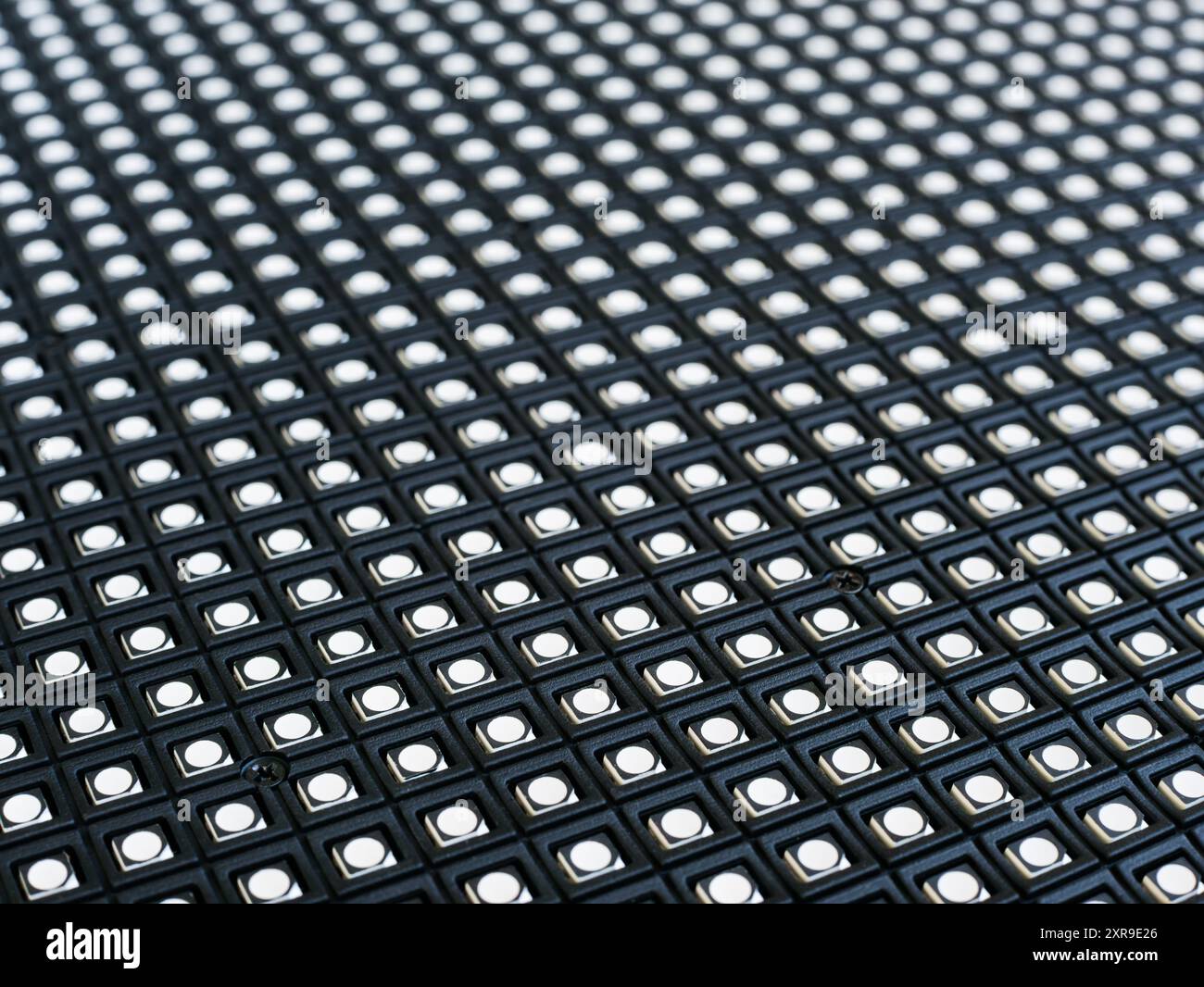 Messa a fuoco selettiva di file di LED sulla superficie di un modulo schermo LED in primo piano Foto Stock