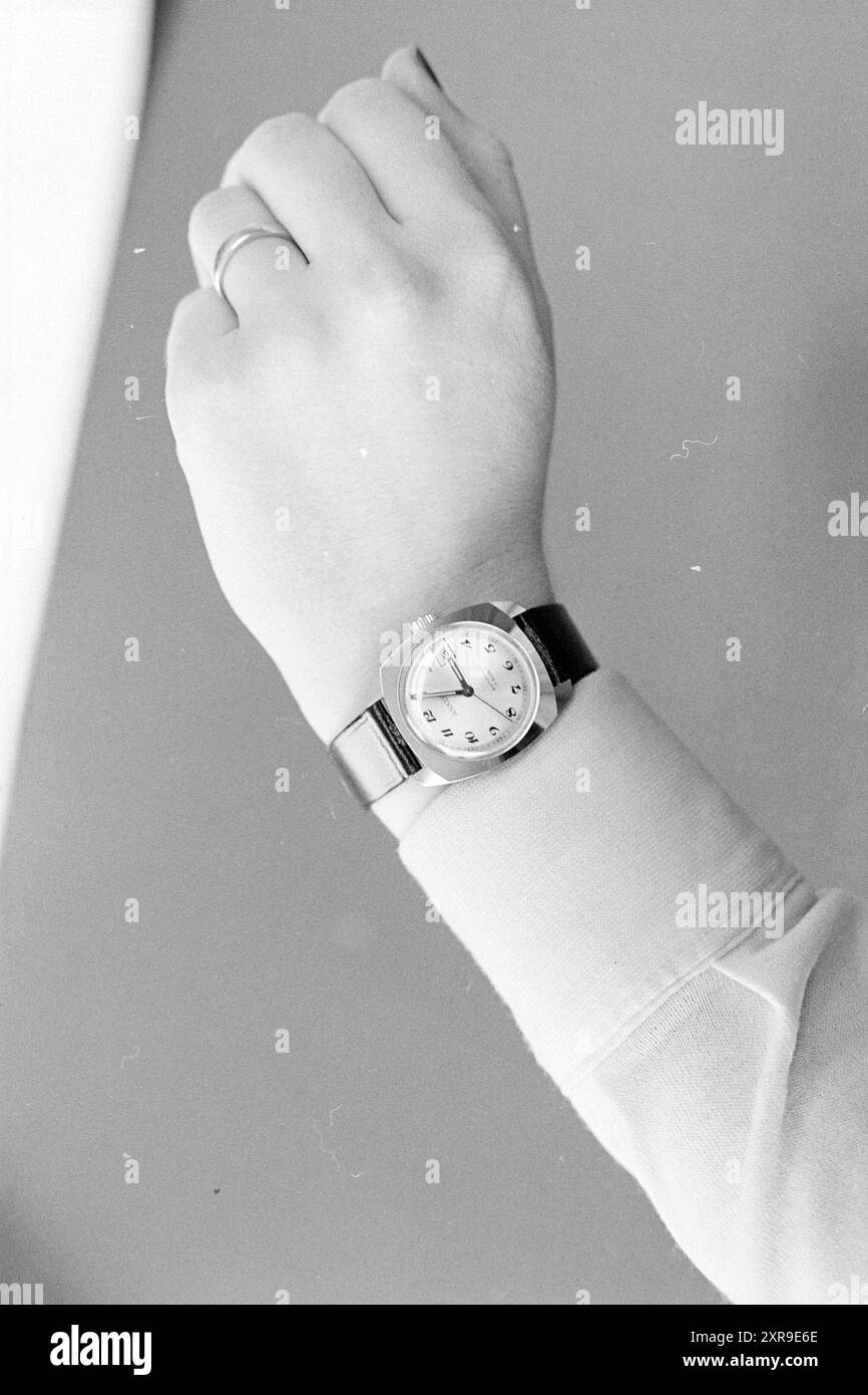Orologi, Whizgle Dutch News: Immagini storiche su misura per il futuro. Esplora il passato dei Paesi Bassi con prospettive moderne attraverso le immagini delle agenzie olandesi. Colmare gli eventi di ieri con gli approfondimenti di domani. Intraprendi un viaggio senza tempo con storie che plasmano il nostro futuro. Foto Stock